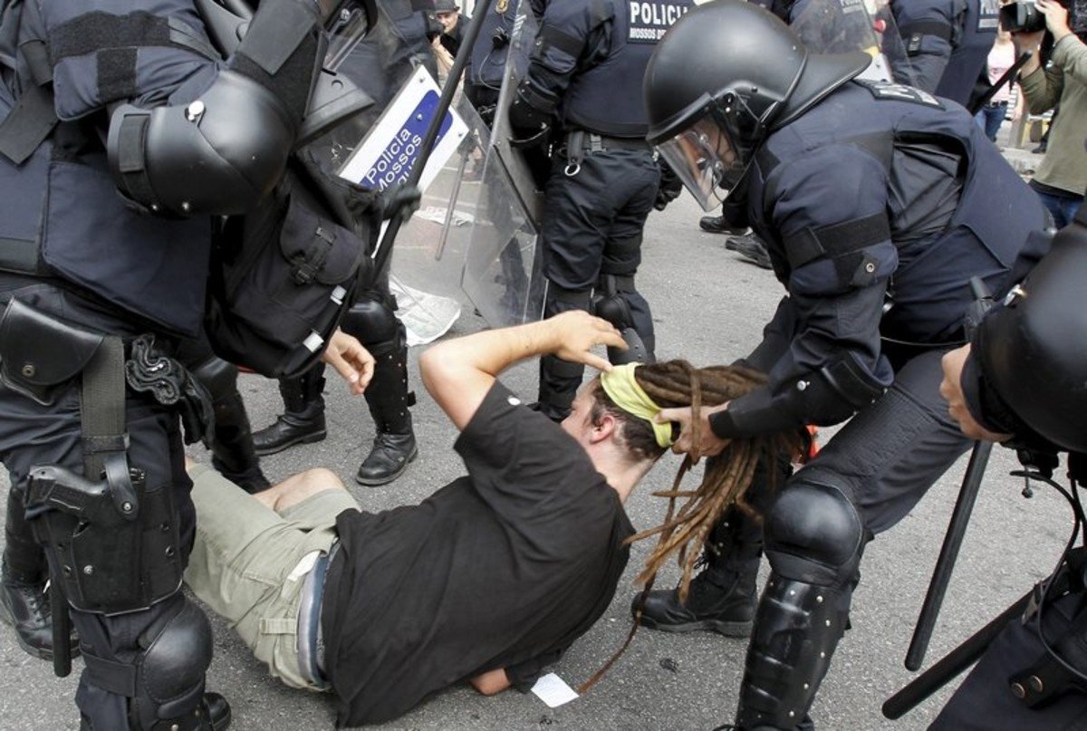 Presó per al mosso que va dirigir el desallotjament de plaça Catalunya del 15-M