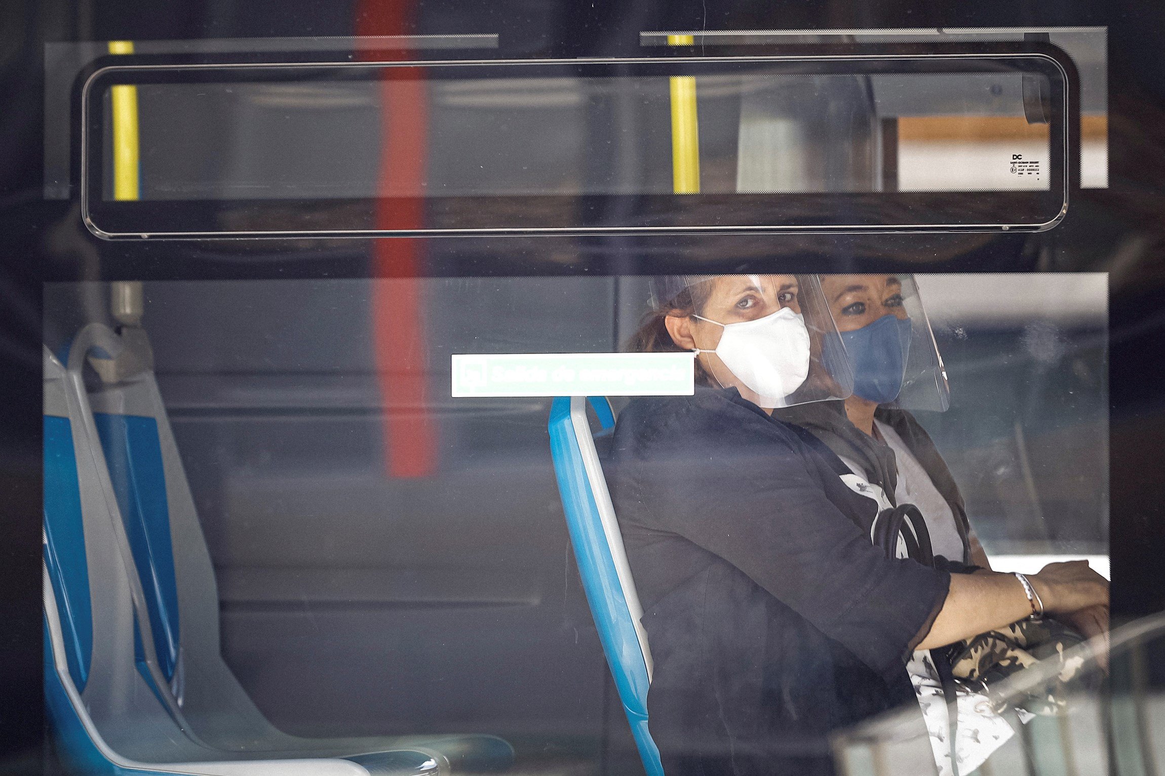 El Govern aleja la idea de reinstaurar la mascarilla en el transporte público a pesar de los contagios