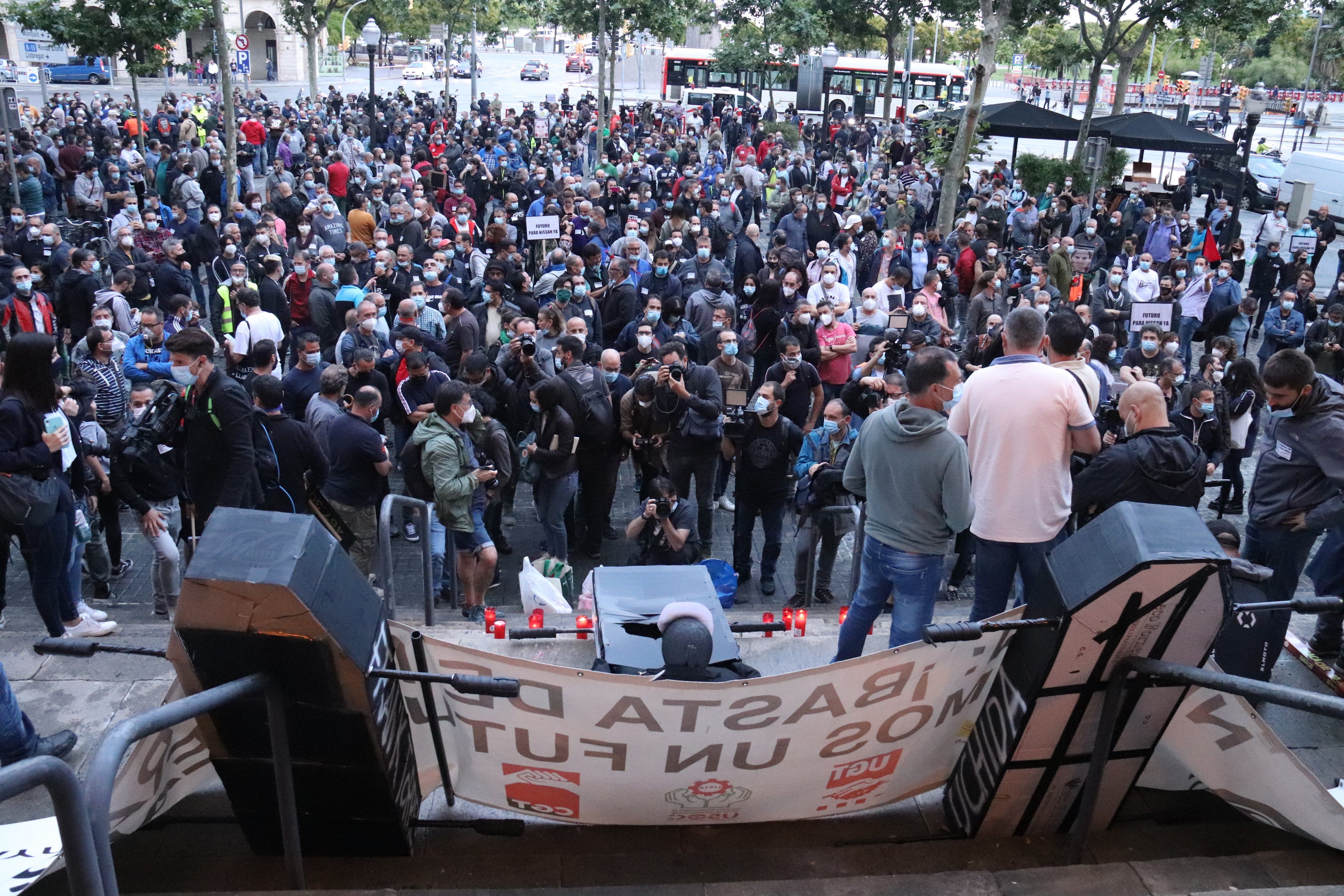Más de mil trabajadores protestan contra el cierre de Nissan en Barcelona