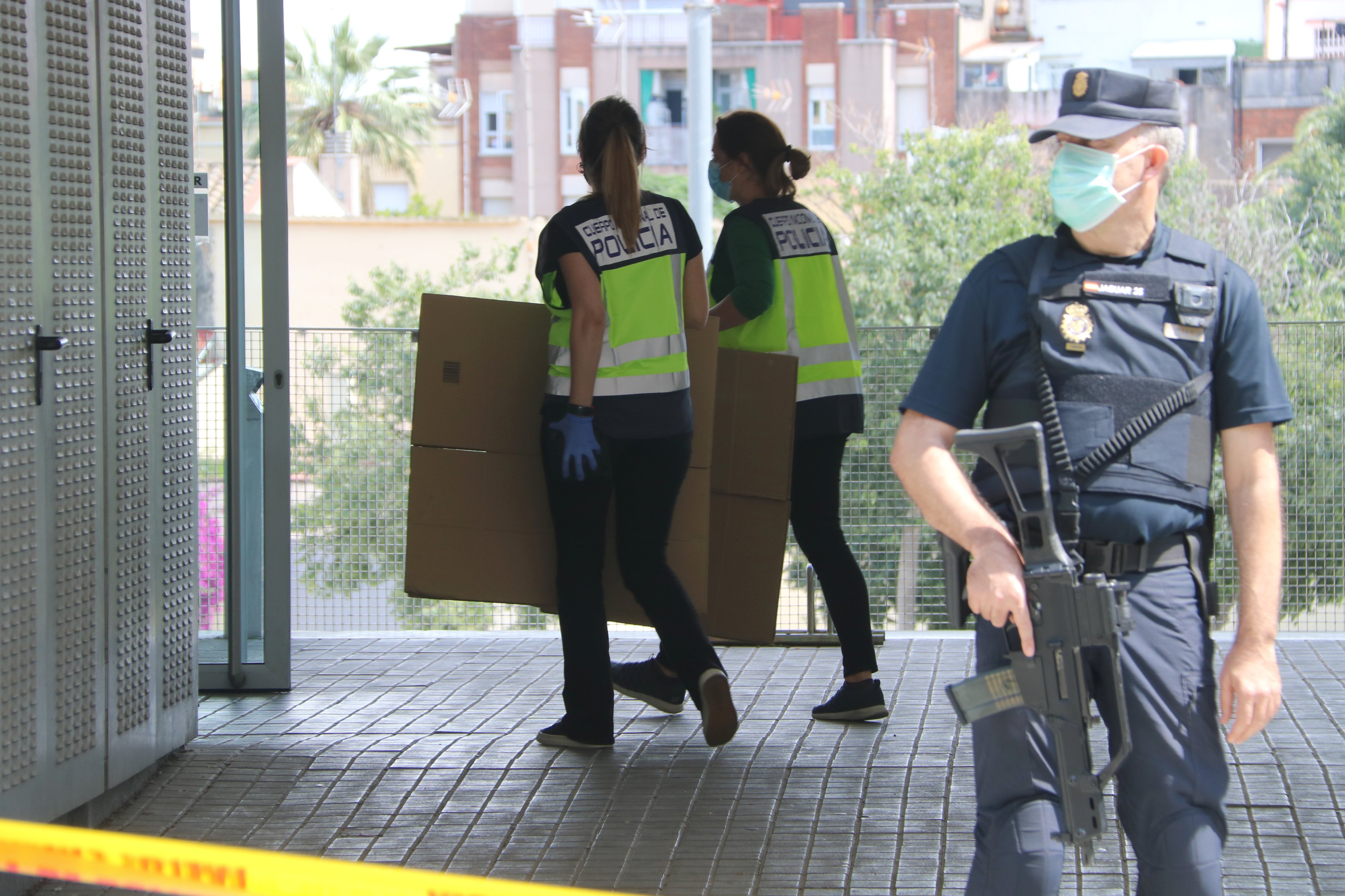 Escorcoll policial a una dependència de l'ajuntament de l'Hospitalet: 1 detingut