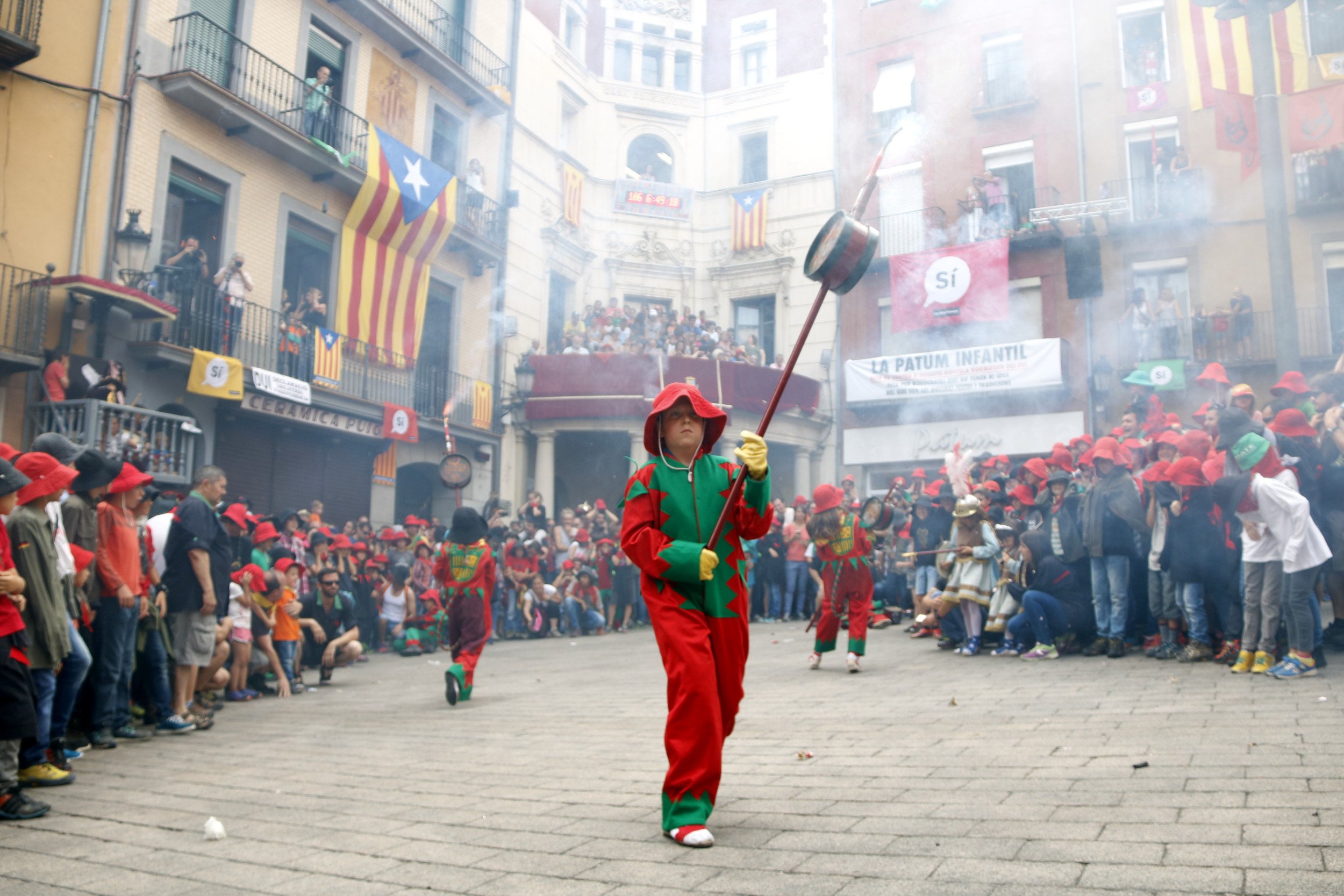 Polèmica a Berga per un salt de maces improvisat de la tinent d'alcaldessa