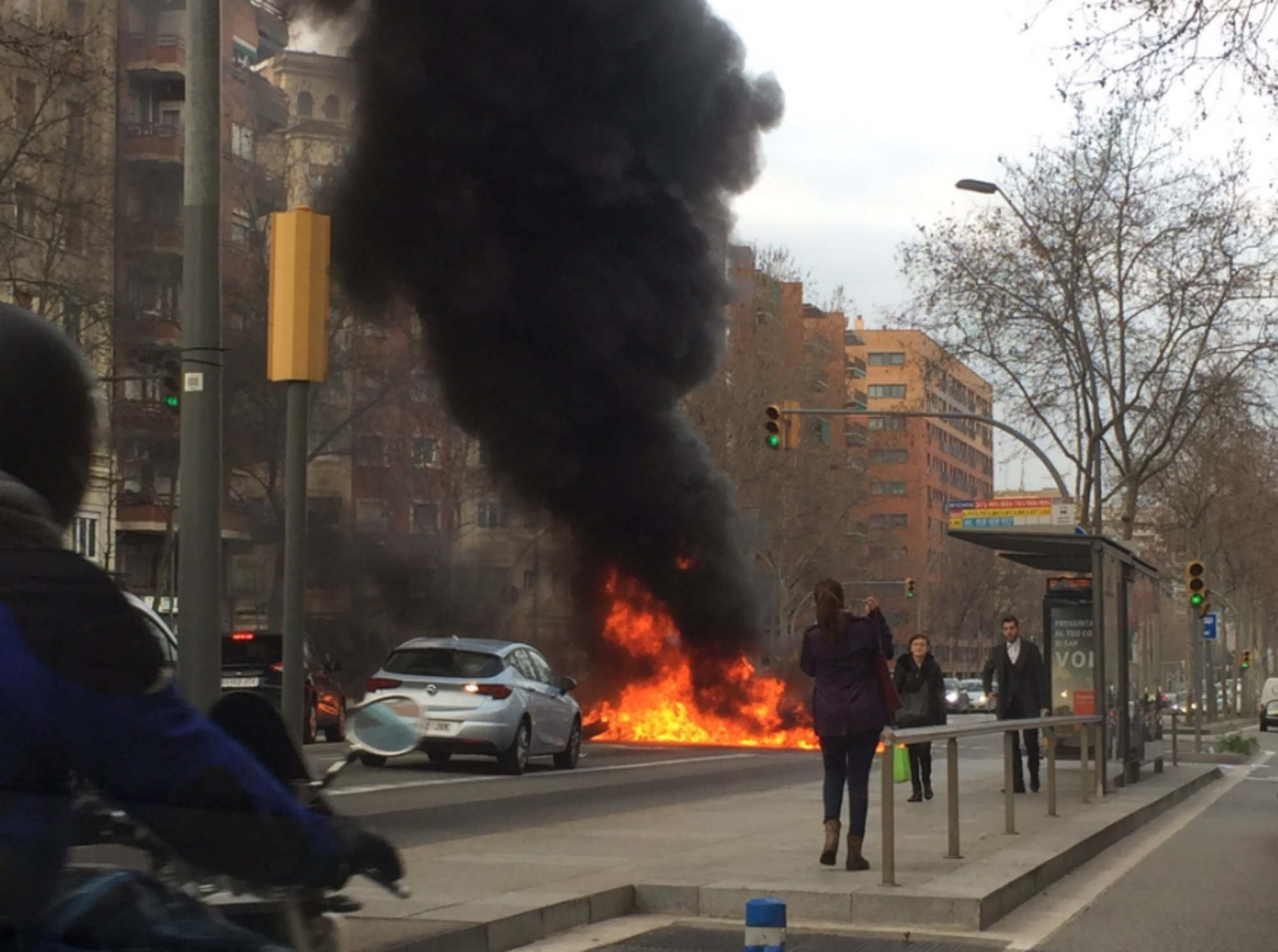Un grupo de encapuchados boicotea el primer día de MWC