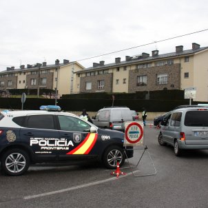policia nacional llivia frontera espanya frança - acn policia nacional llivia frontera espanya frança - acn