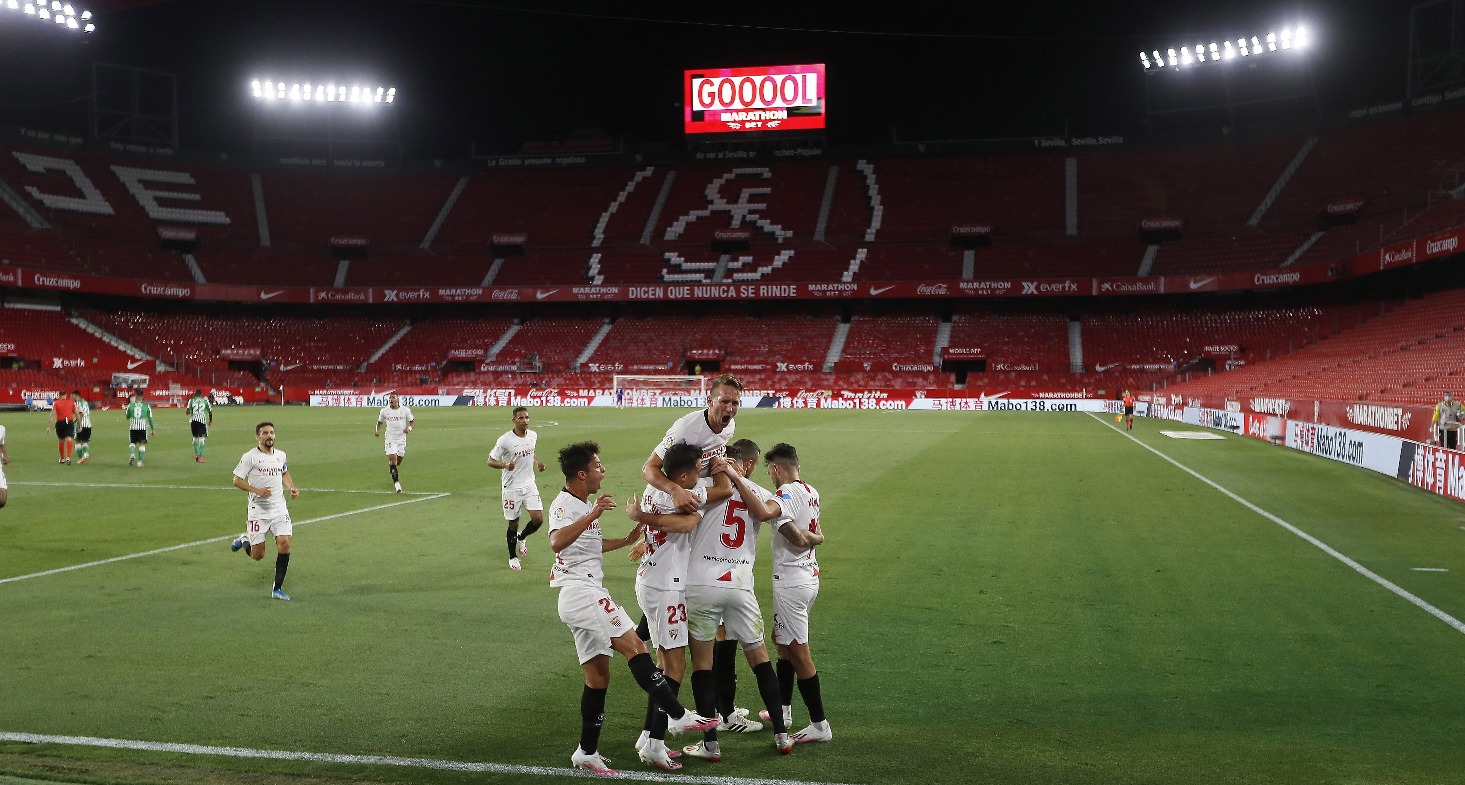 El Sevilla s'endú el derbi de la nova normalitat (2-0)