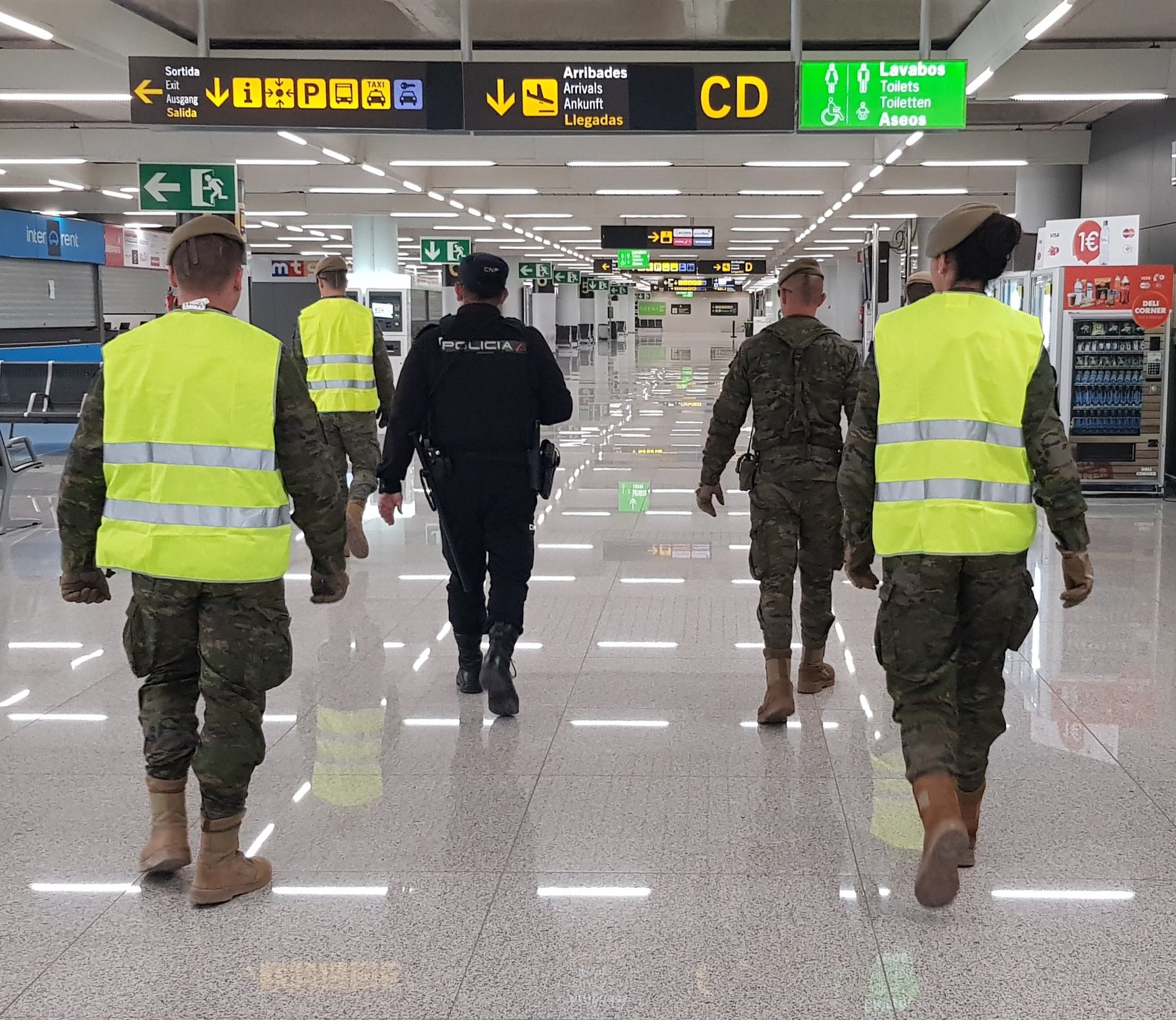 El aeropuerto de Palma, paralizado por la irrupción de pasajeros en la pista