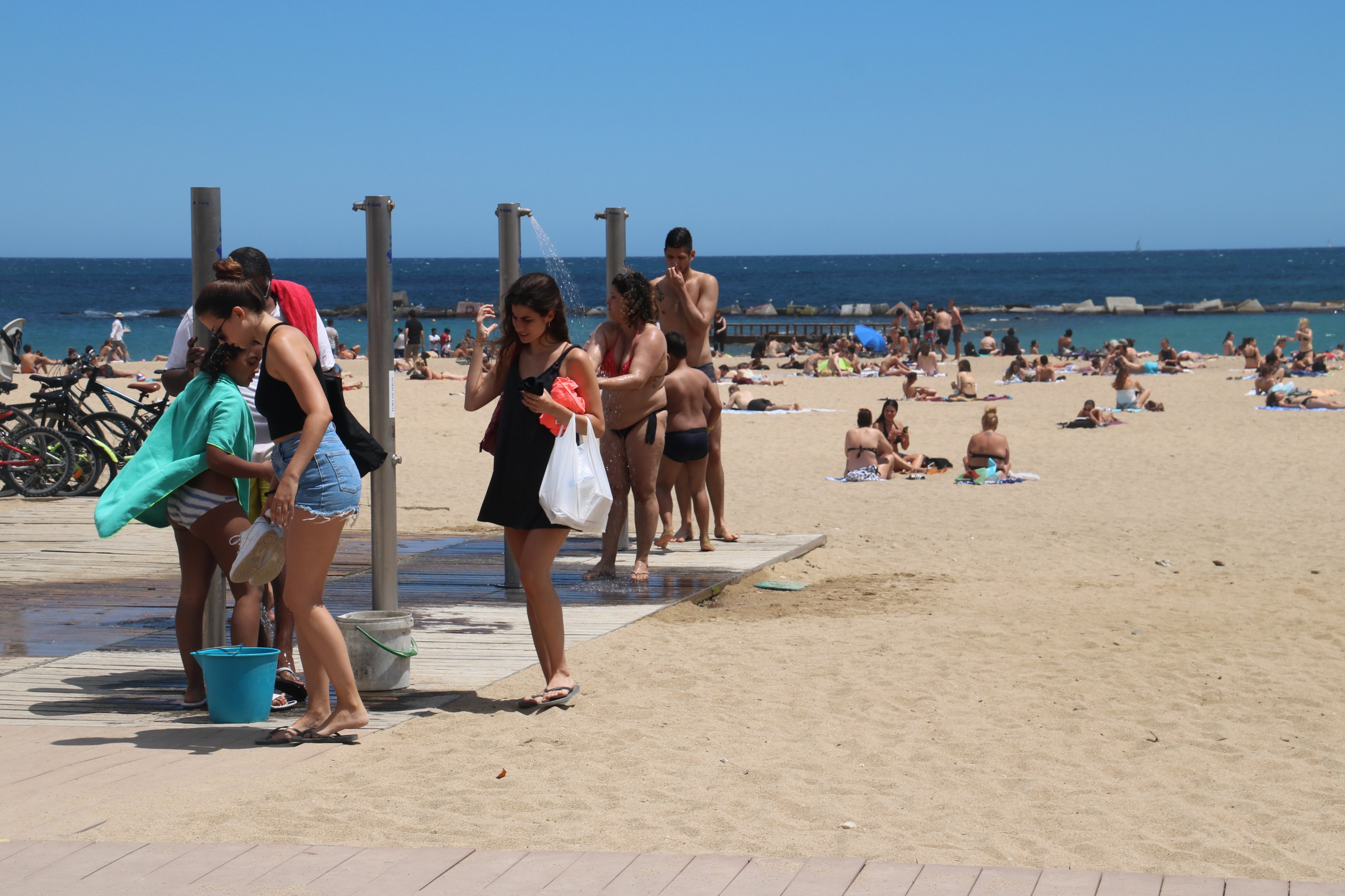 Restringido el acceso a dos playas de Barcelona por la gran afluencia de gente