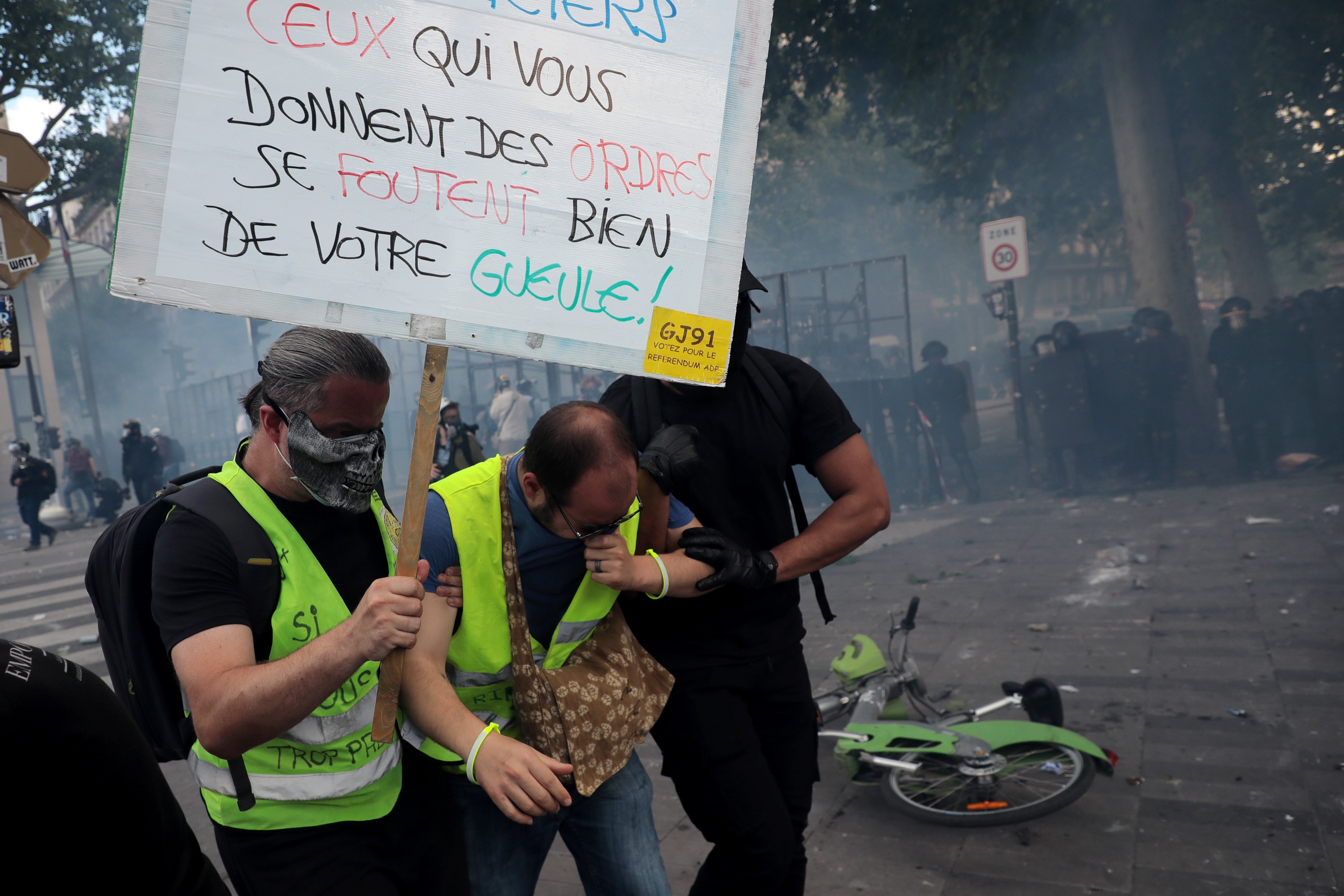 VÍDEO | Graves incidentes en París y Londres en manifestaciones de signo opuesto
