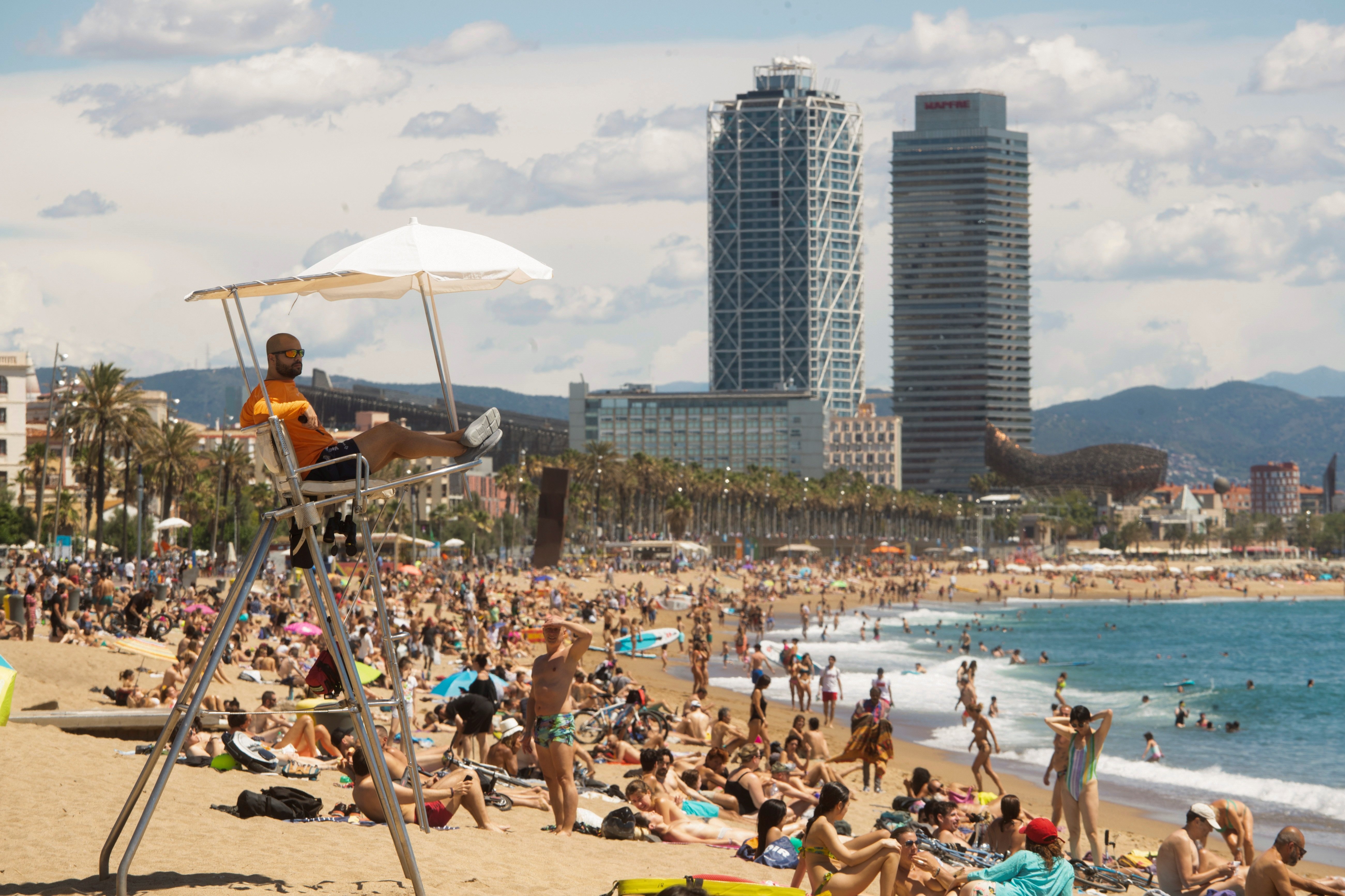 Les aglomeracions de gent obliguen a tancar 4 platges a Barcelona