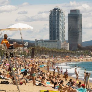 Las aglomeraciones de gente obligan a cerrar 4 playas en Barcelona