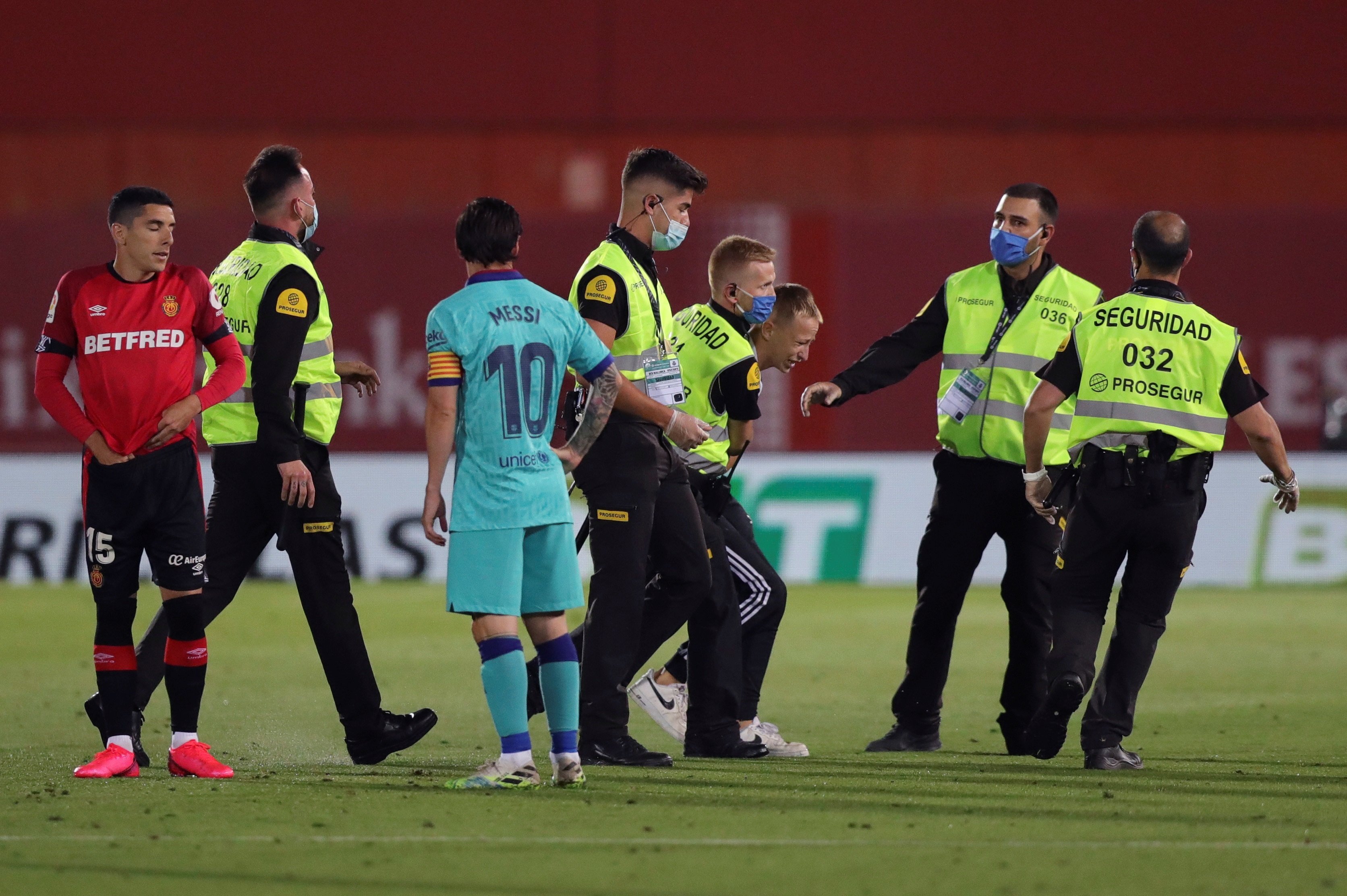 Surrealista: Salta un espontani al Mallorca-Barça a porta tancada