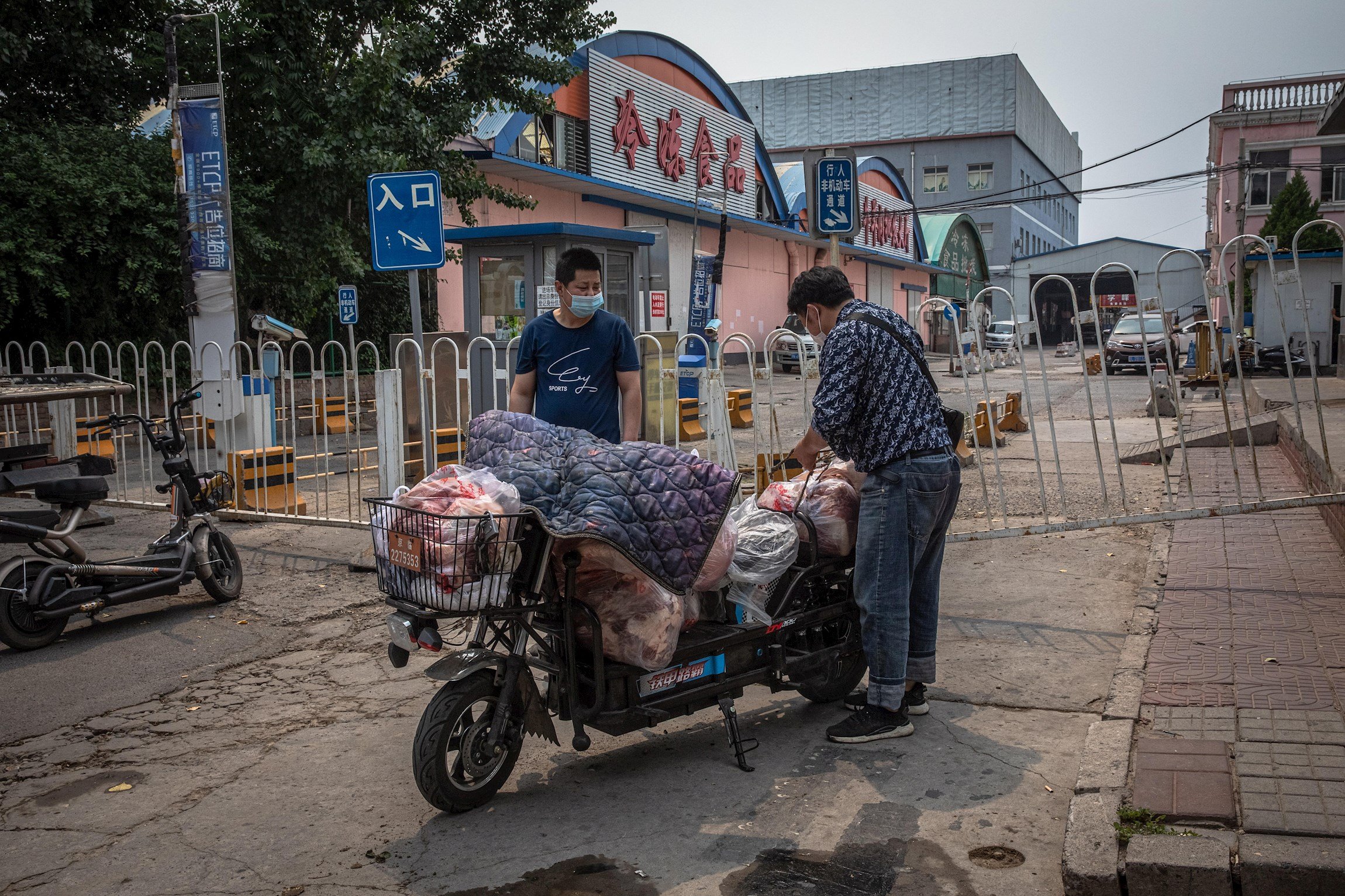 China informa de 57 nuevos casos tras el brote en el mercado de Pekín