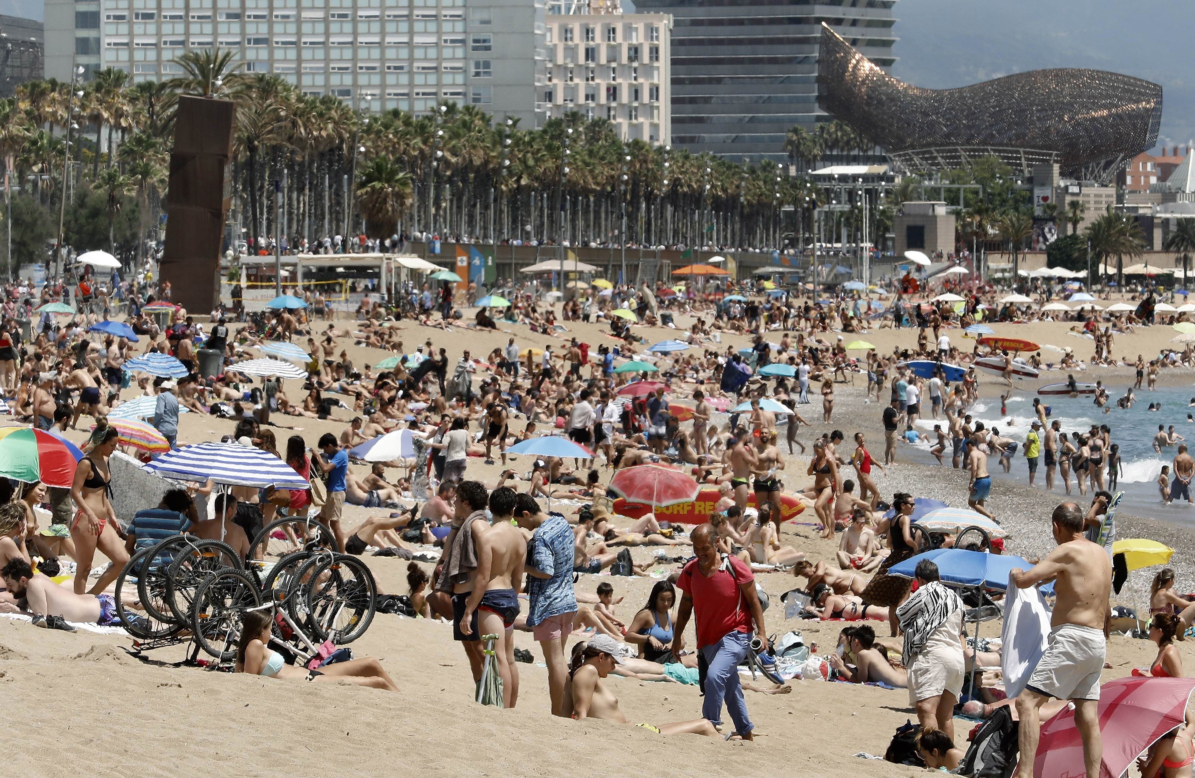 Barcelona se plantea sanciones de entre 100 y 200 euros a bañistas incívicos