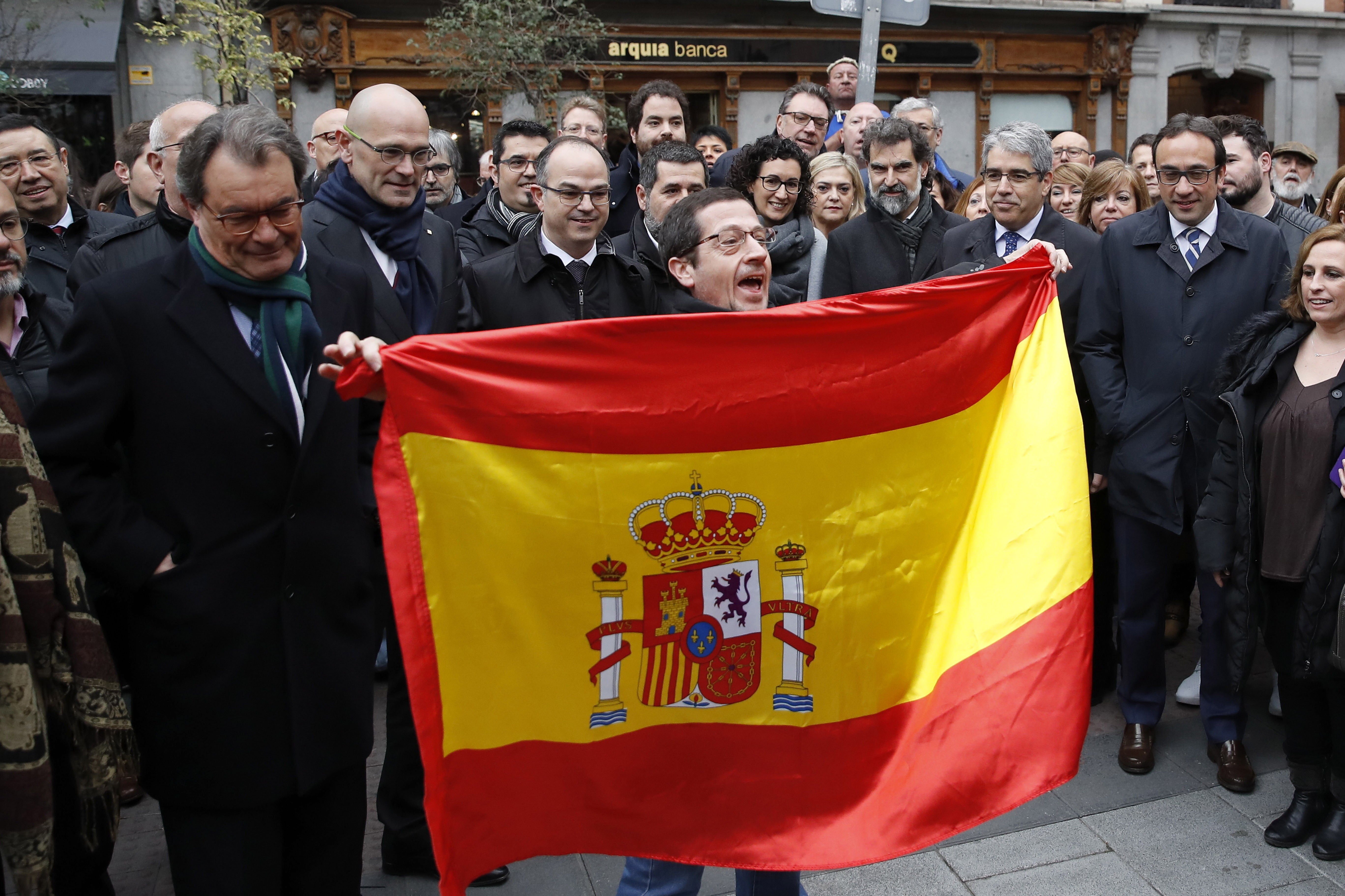 ¿Una bandera española en la comitiva de Homs?