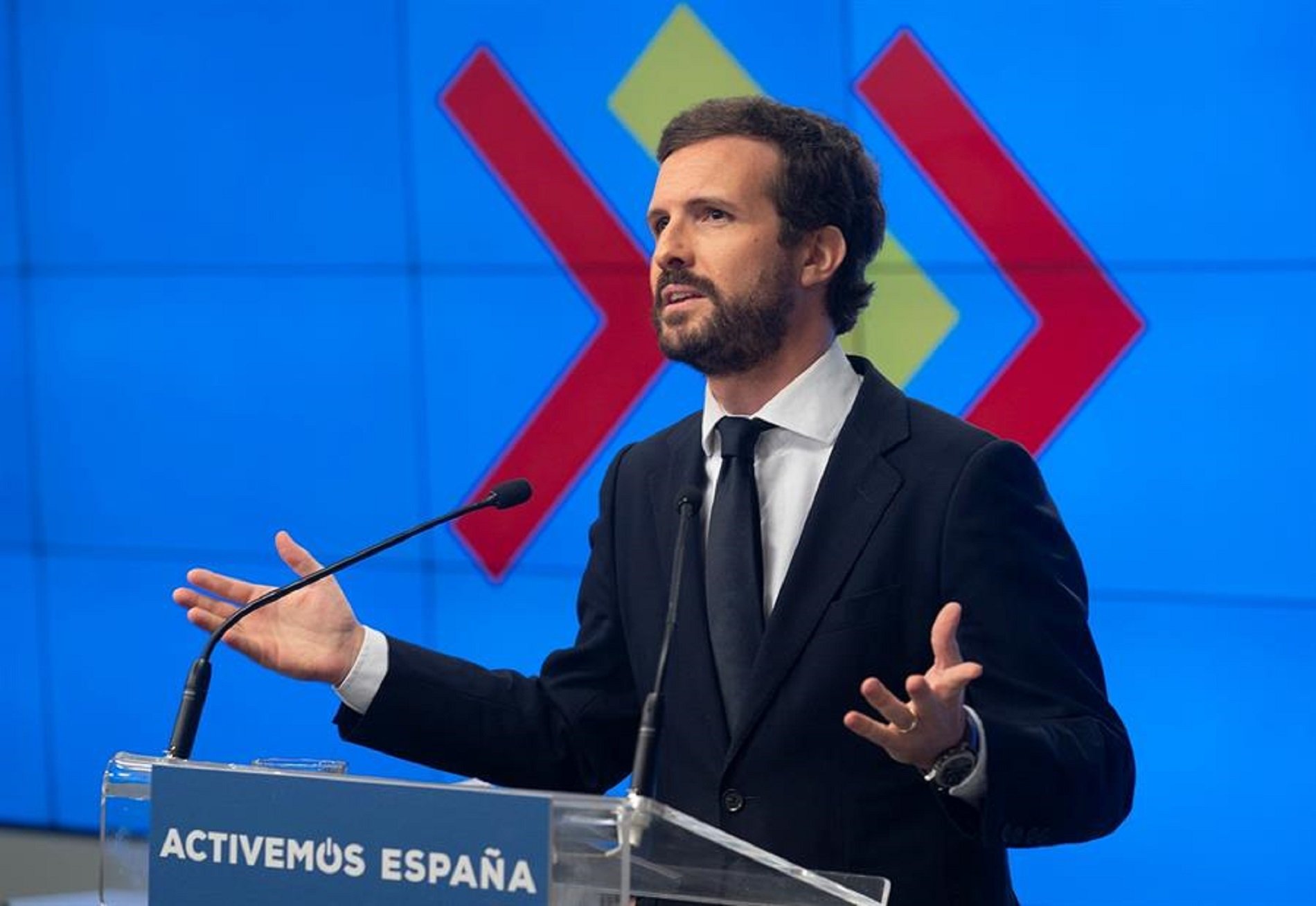 Casado pisa los talones a Sánchez, según una encuesta de 'La Razón'