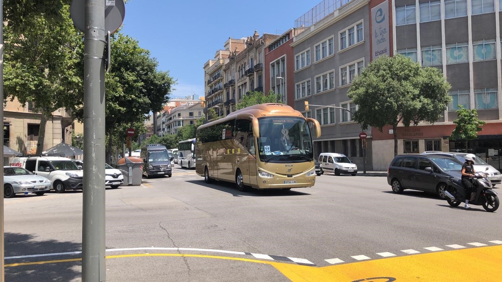 Una marxa lenta d'autocars a Barcelona urgeix ajuts per al sector