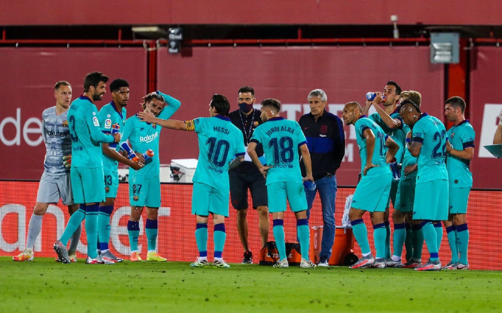 Guerra al vestidor del Barça: els jugadors qüestionen Quique Setién