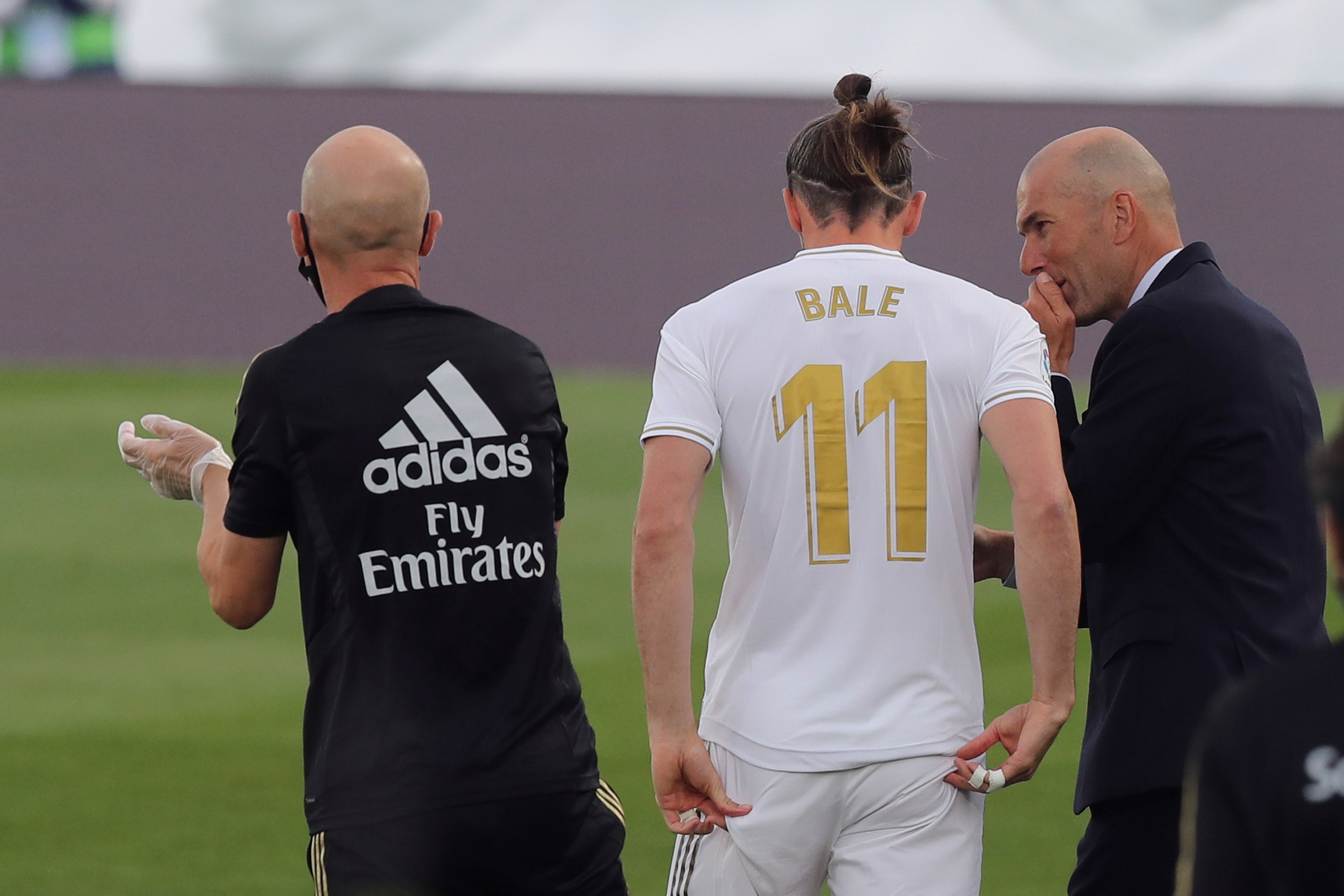 Bale se'n riu del Reial Madrid: passa de tot i juga amb la mascareta