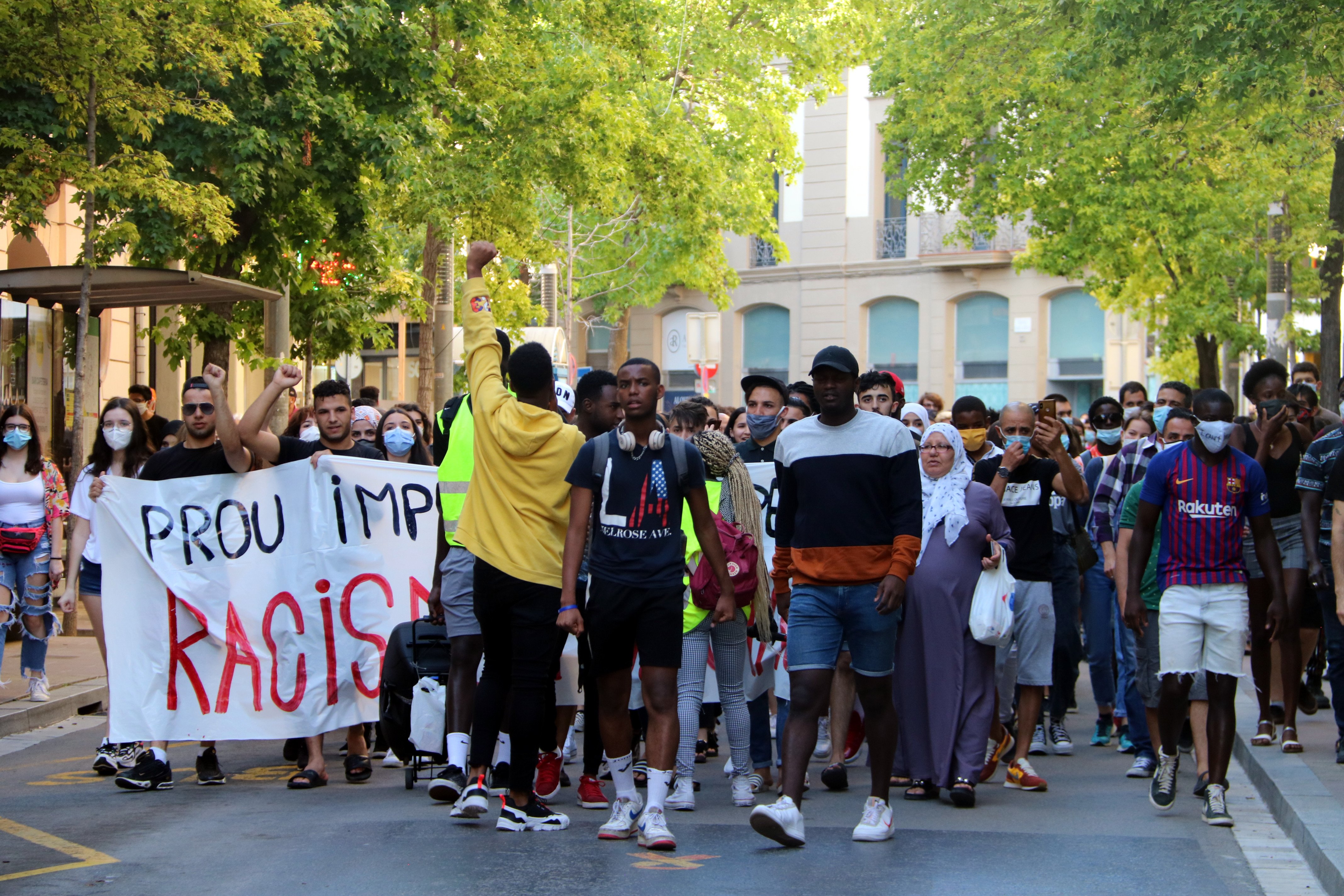 Massiva protesta contra l'agressió racista dels Mossos a Manresa