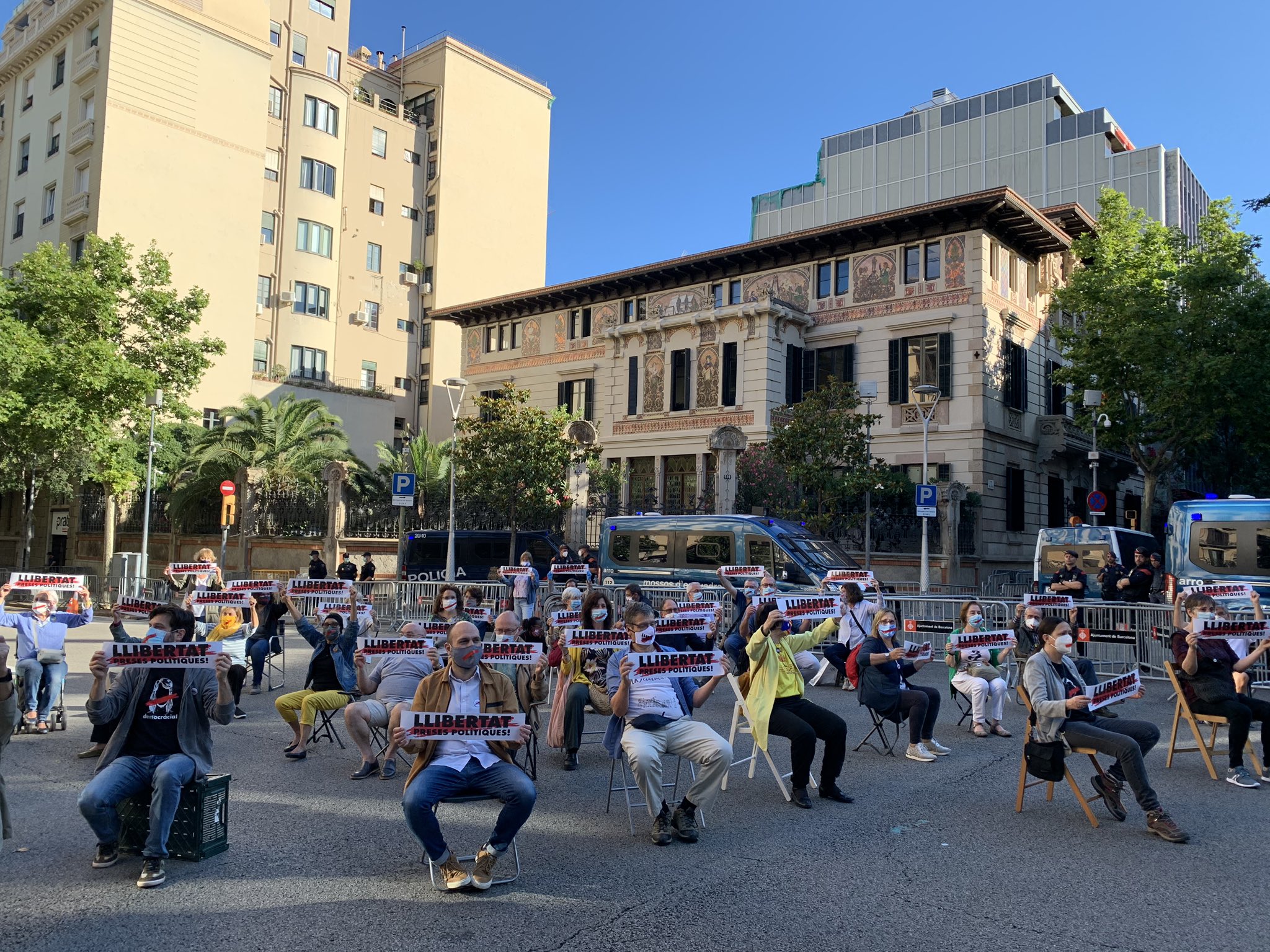 Òmnium es planta davant la delegació del govern espanyol per la decisió del TC