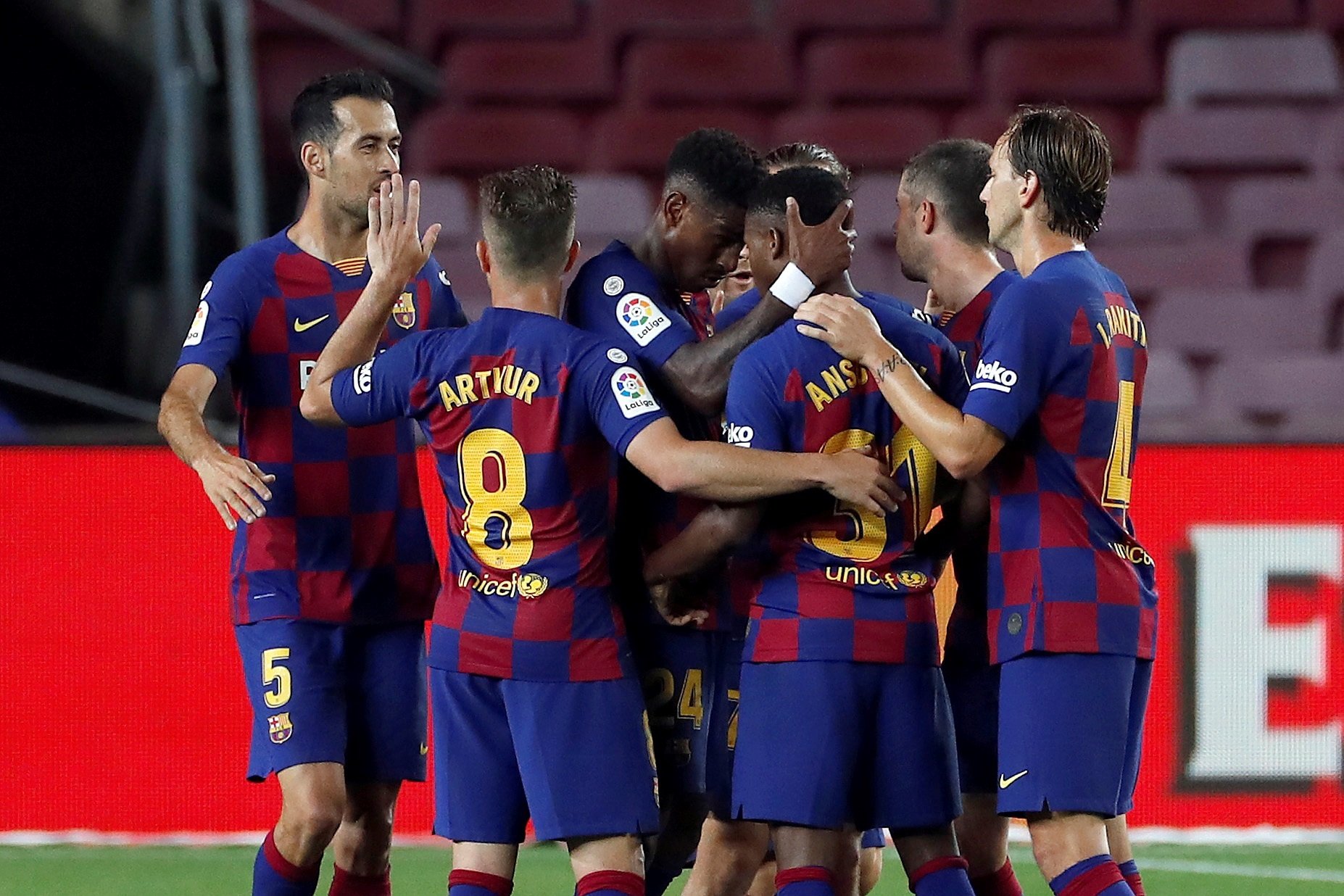 El Barça llena con goles un Camp Nou en silencio (2-0)