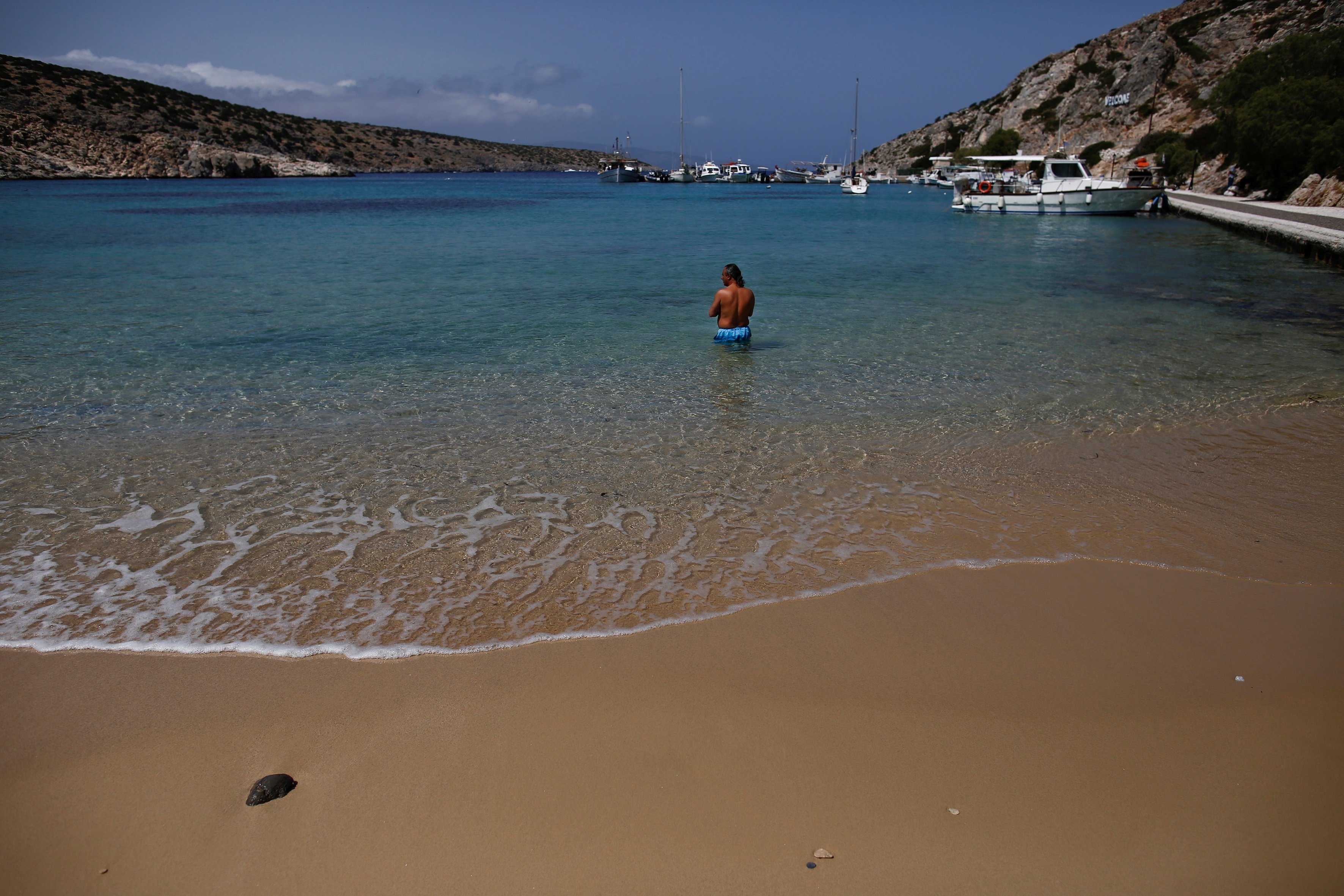 Grecia pasa la mano por la cara a la UE: se abre al turismo