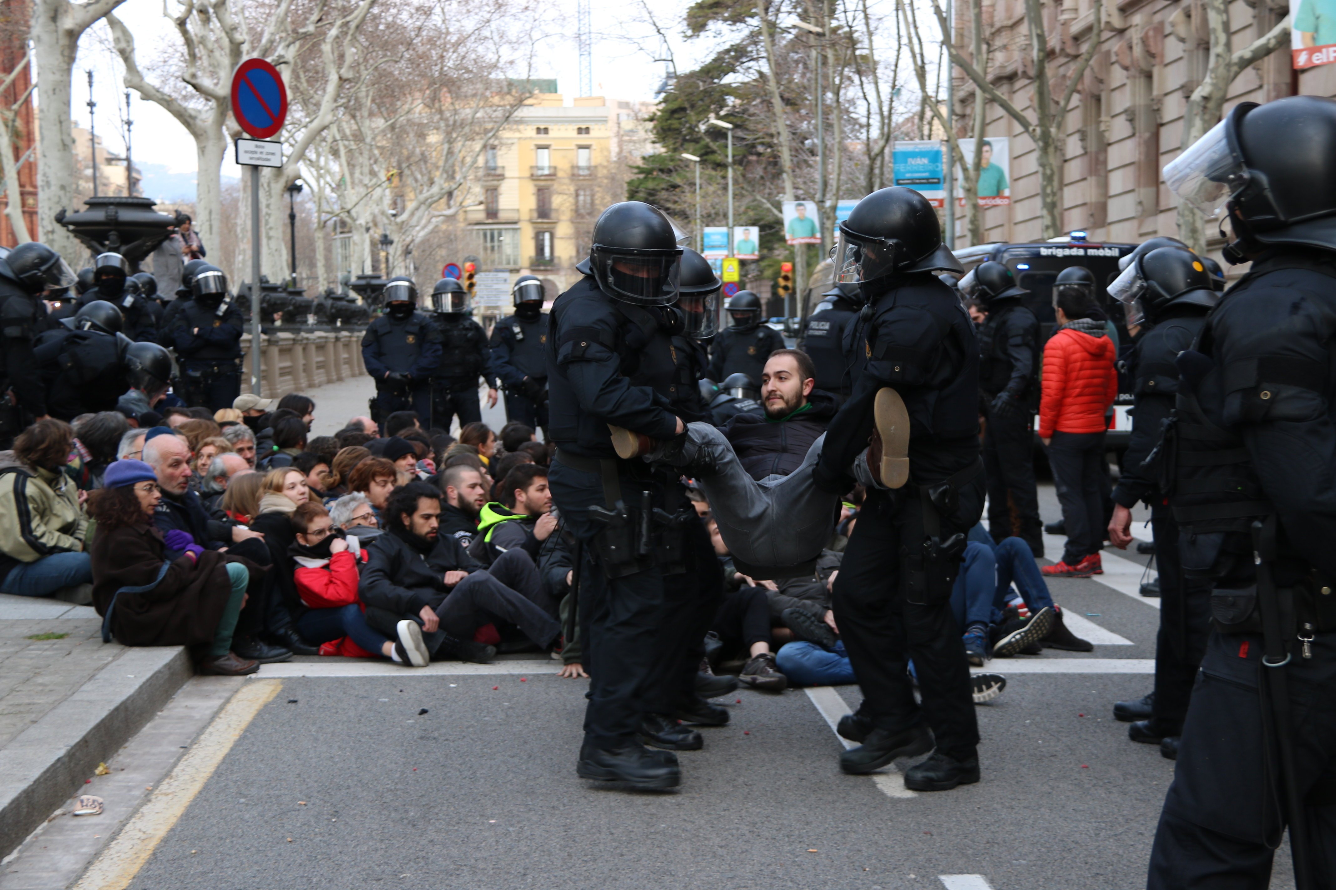 A presó un membre dels CDR per encadenar-se al Palau de Justícia el 2018