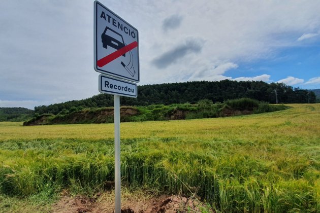 Nueva señal prohibida tirar colillas Avinyó 