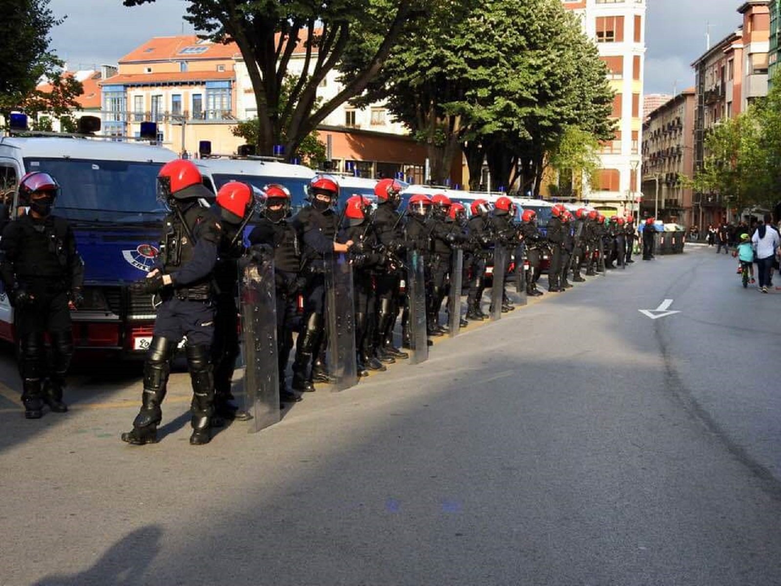 Enfrentamientos en Bilbao entre la Ertzaintza y antifascistas por un acto de Vox