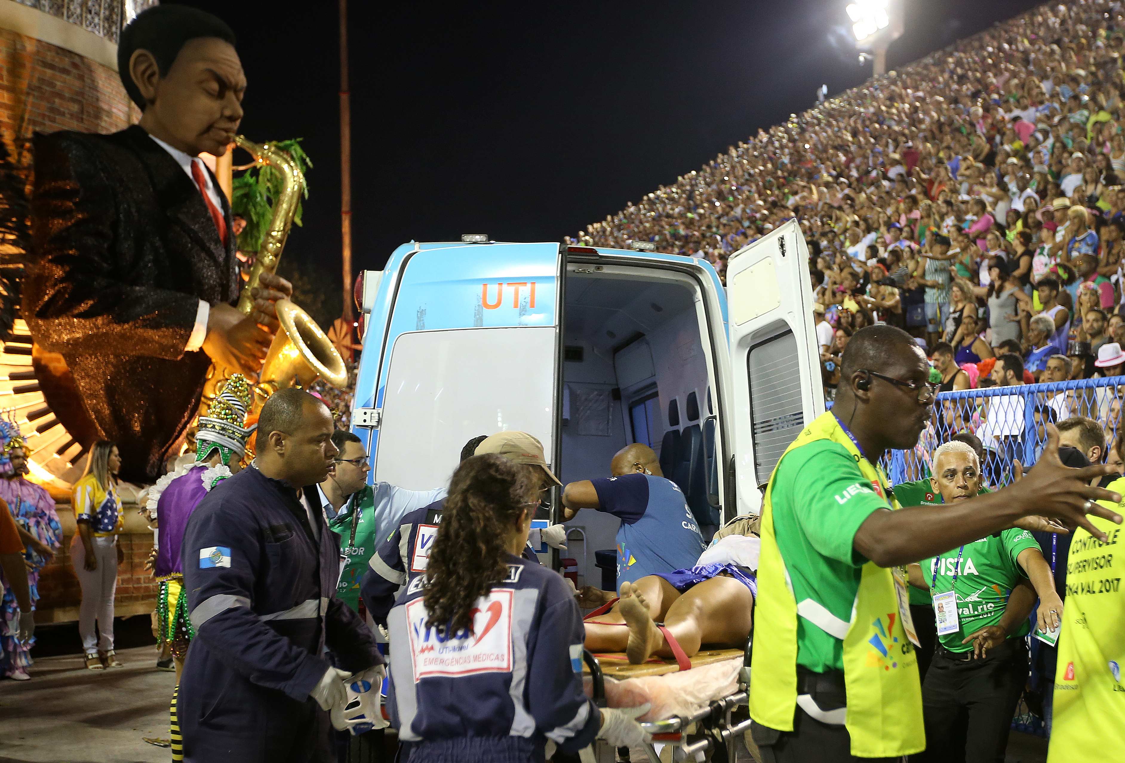 Al menos 15 heridos en el sambódromo tras el desplome de una pasarela