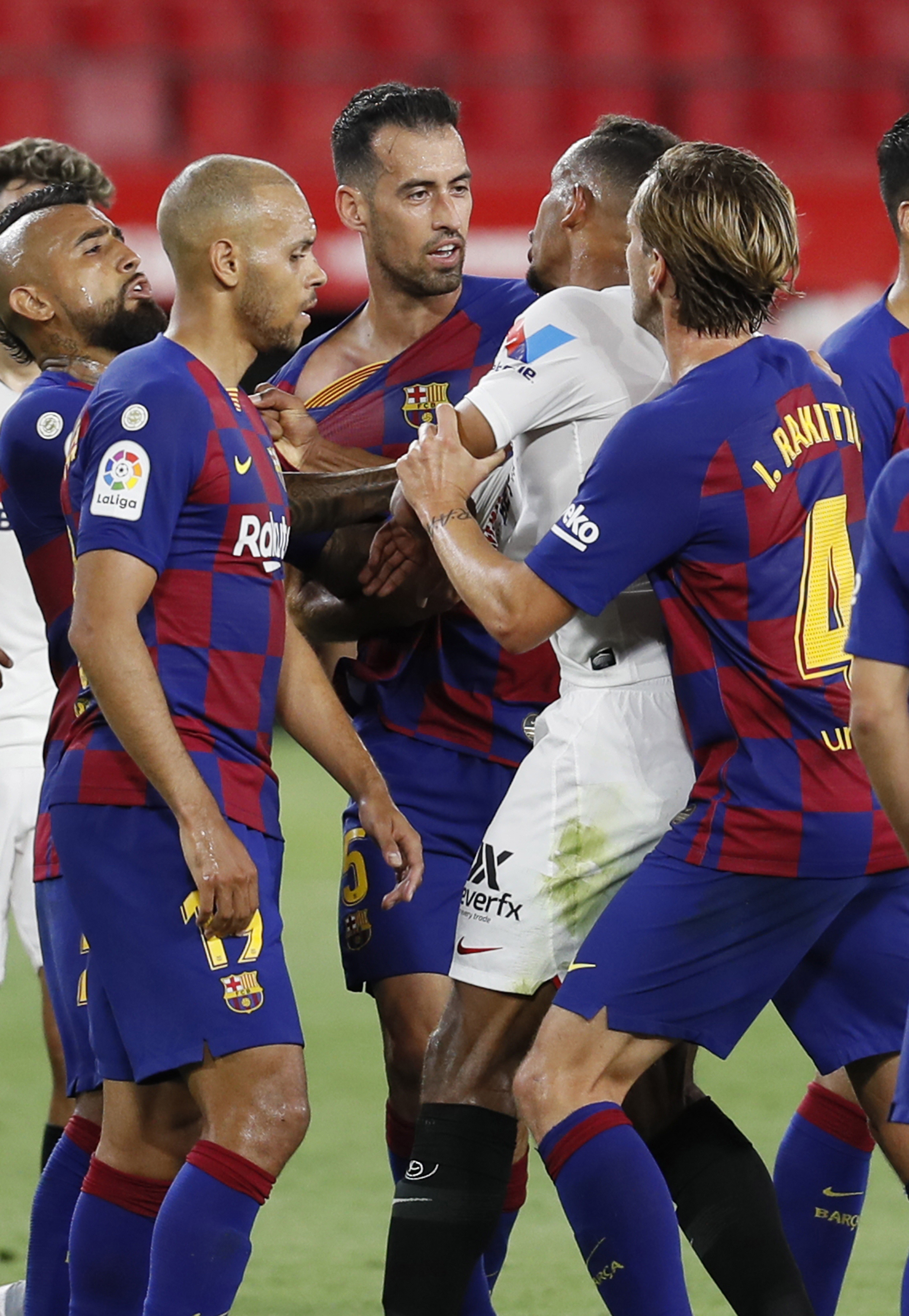 El Barça sobrevive en Sevilla pero da alas al Madrid (0-0)