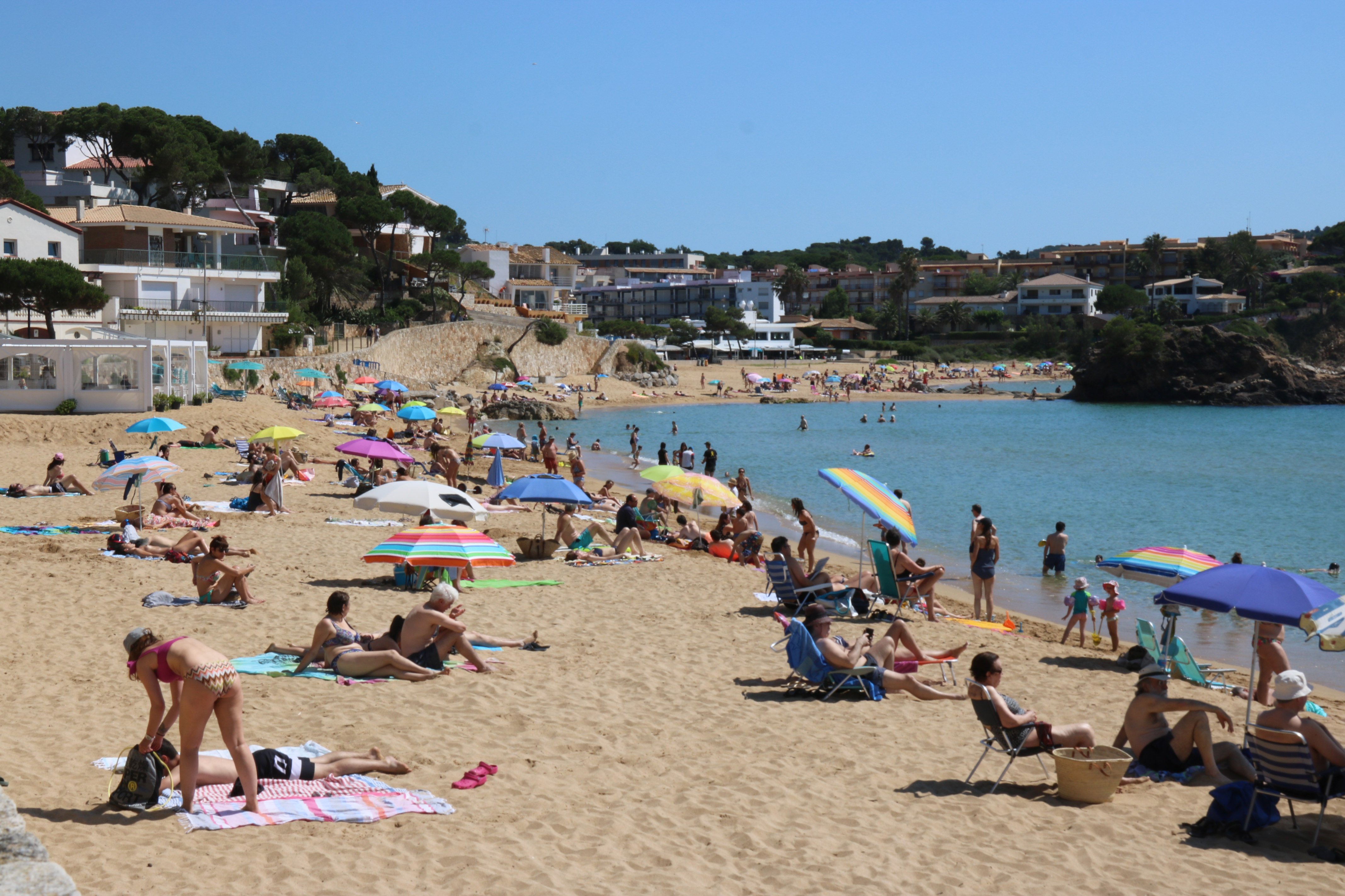 La costa catalana s'omple de banyistes el primer cap de setmana sense restricció