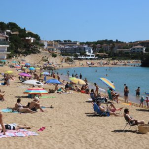 La costa catalana s'omple de banyistes el primer cap de setmana sense restricció