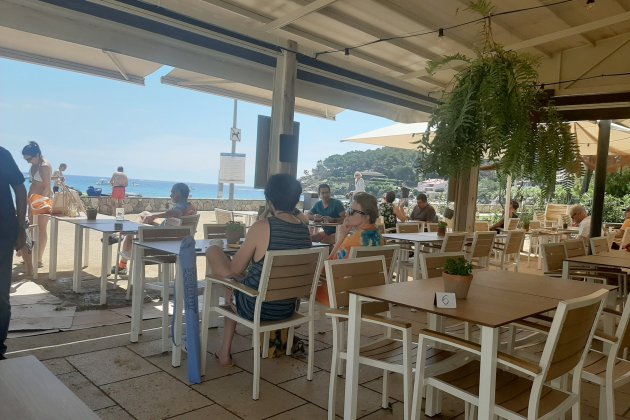 terraza chiringuito la oscura palamos playa - acn