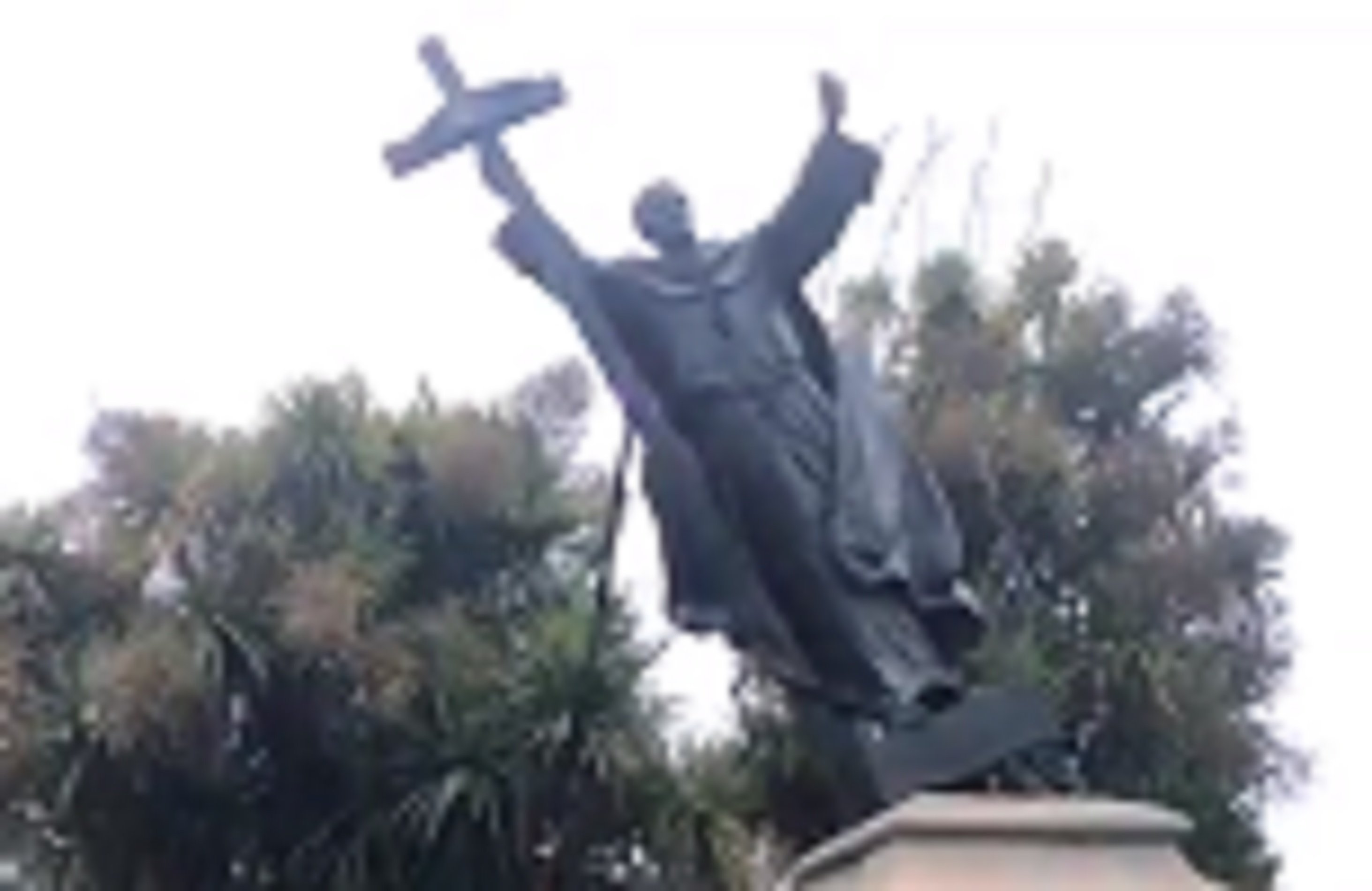 Derriban la estatua de Fray Junípero Serra en San Francisco