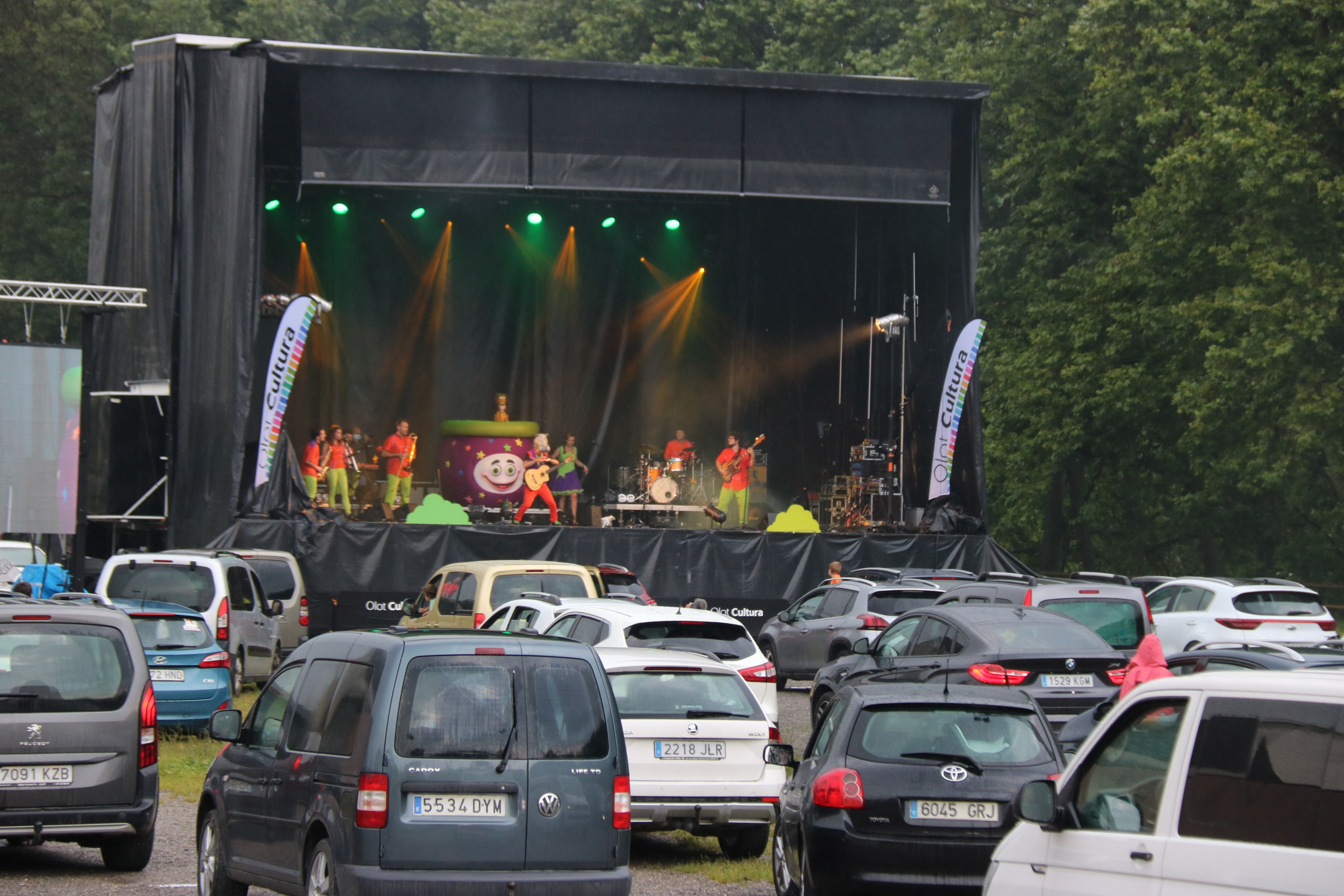 El Pot Petit i els Superherois fan ballar des del cotxe a nens en un autoconcert a Olot