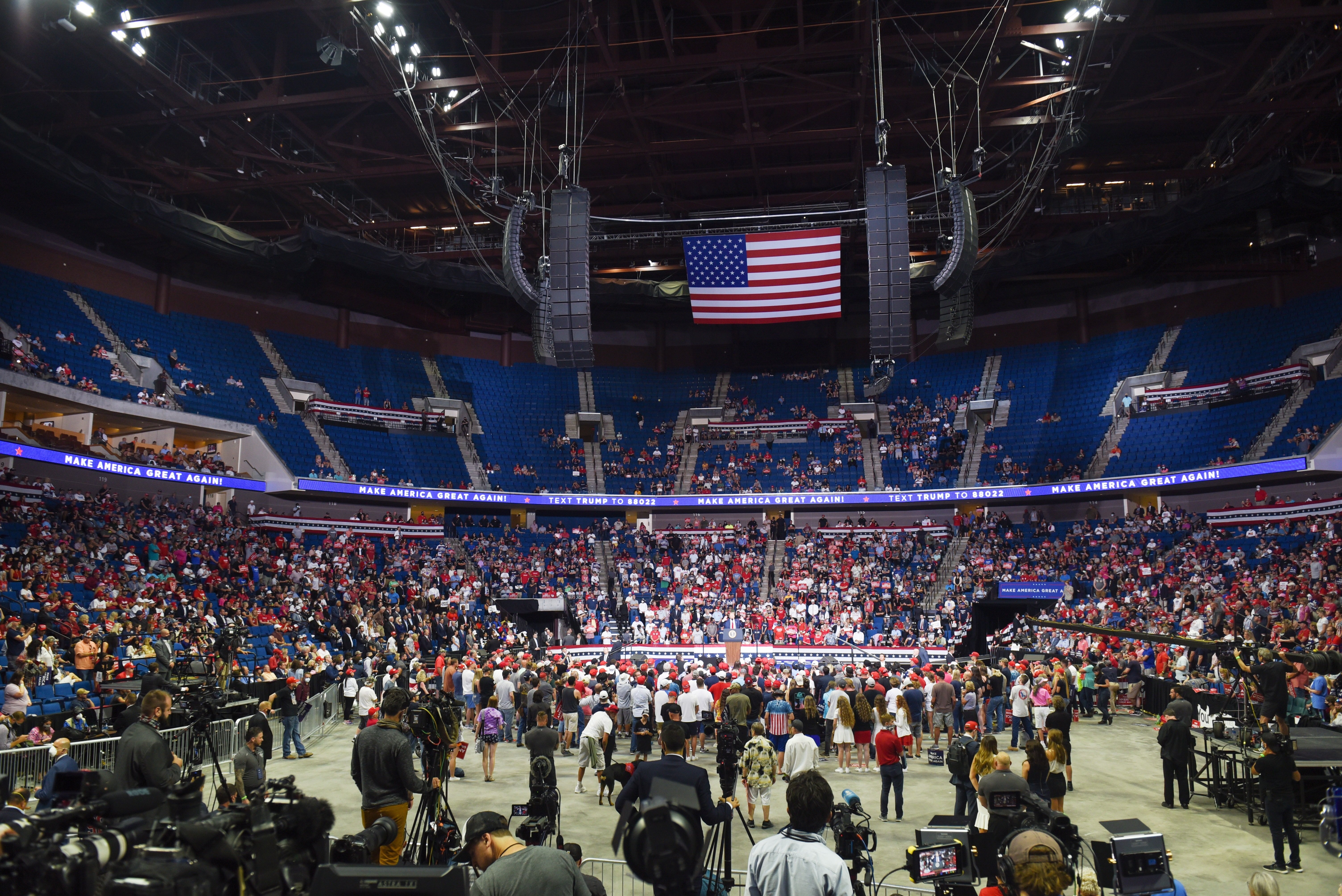 Trump no fa ple en la represa de la campanya i demana menys testos Covid-19