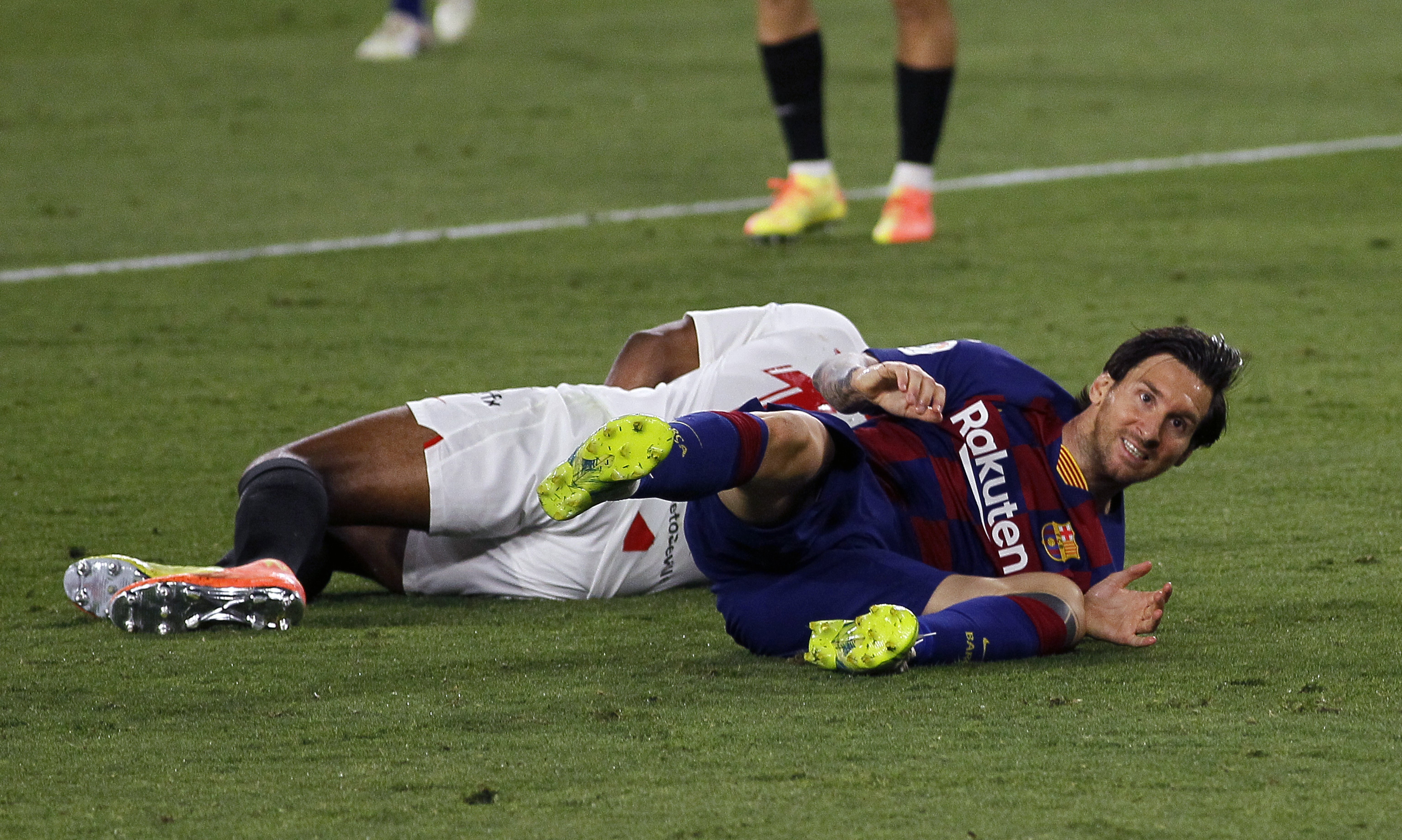 Así ha quedado la pierna de Messi después de la durísima entrada de Diego Carlos