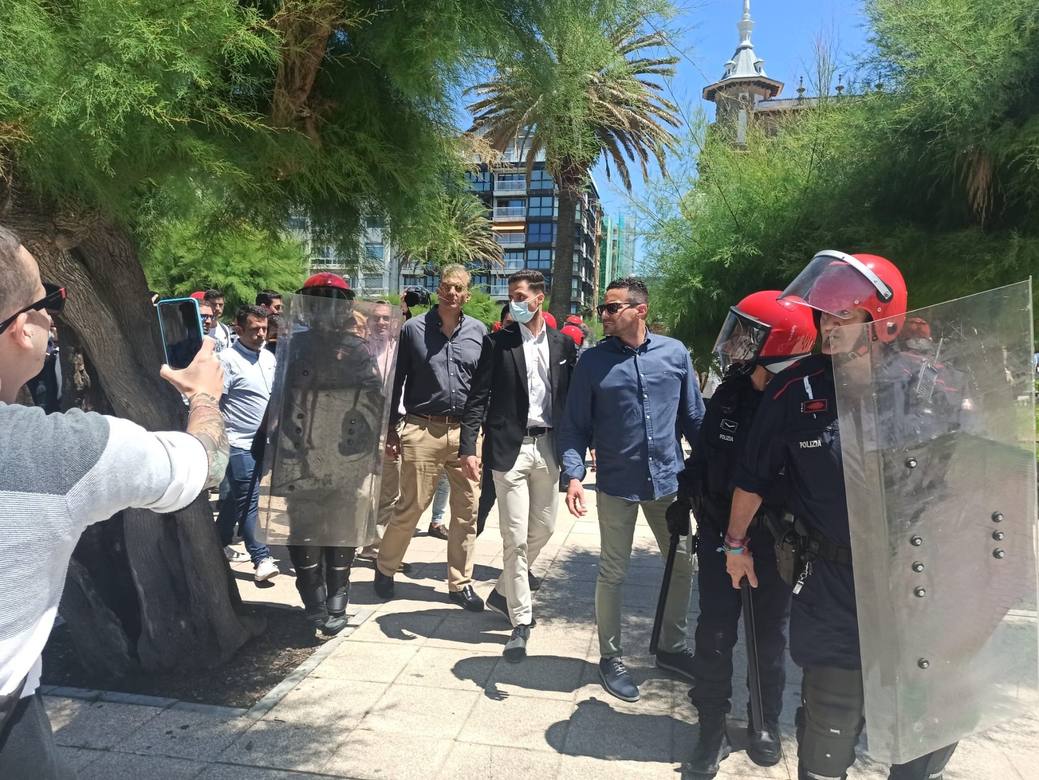 Tensión en una visita-provocación de Vox en San Sebastián