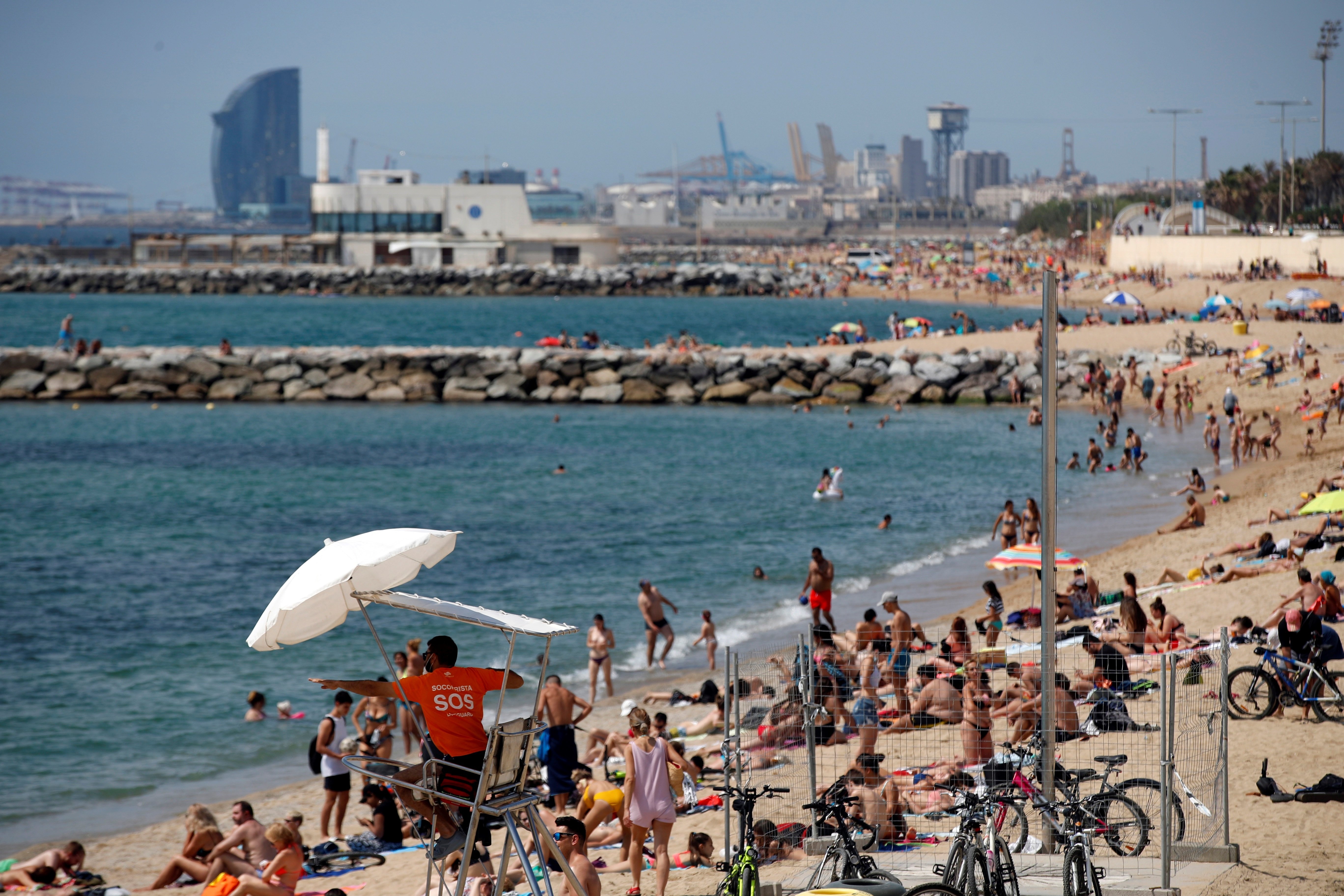 Playas cerradas en Barcelona por la fuerte aglomeración de gente