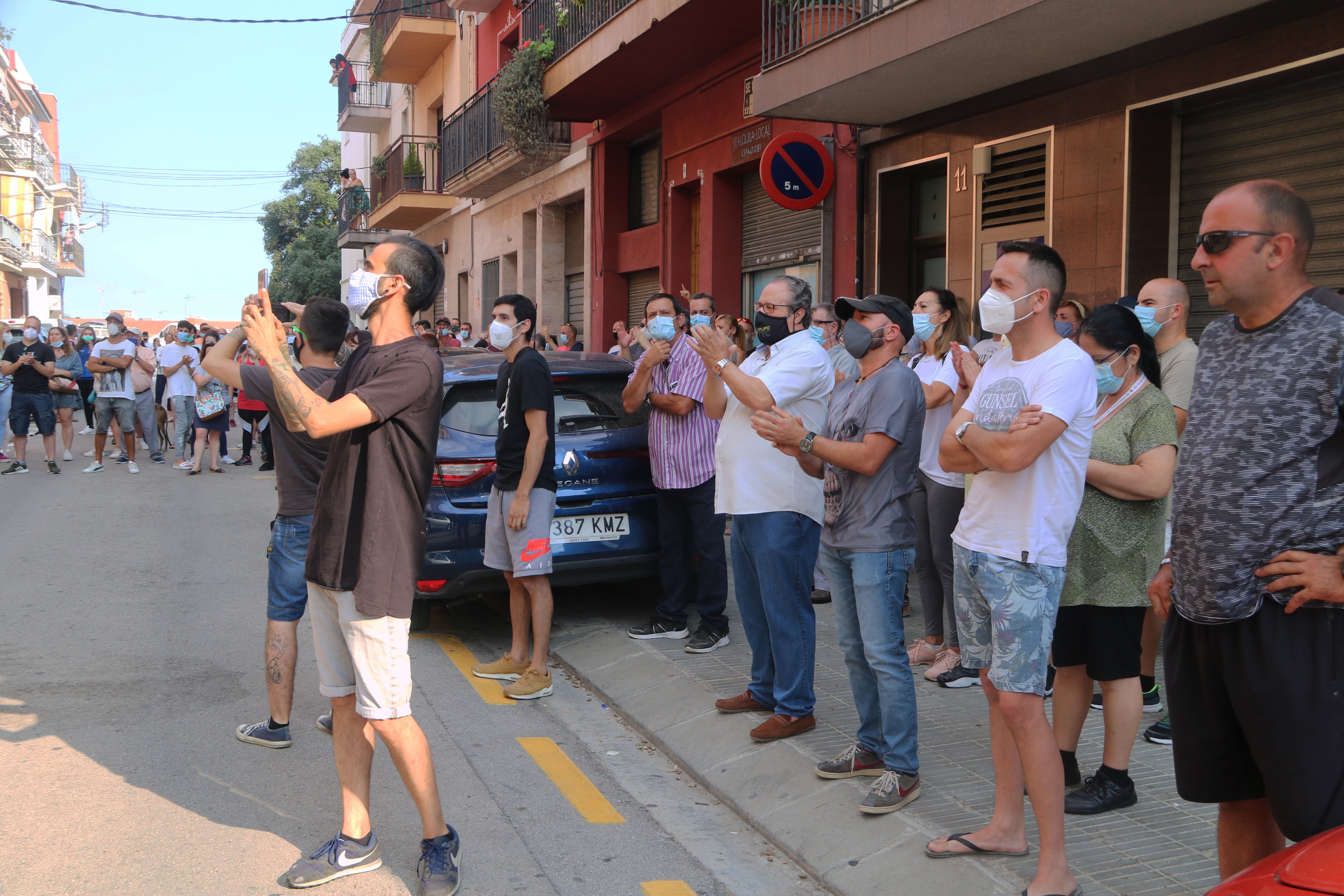 Protesta en Mataró contra unos ocupas que amenazaban a un matrimonio de abuelos