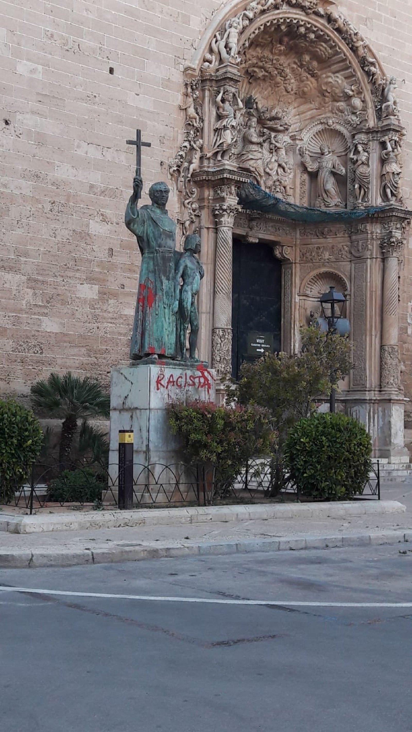 Aparece pintada y con insultos de "racista" la estatua de Juníper Serra en Palma