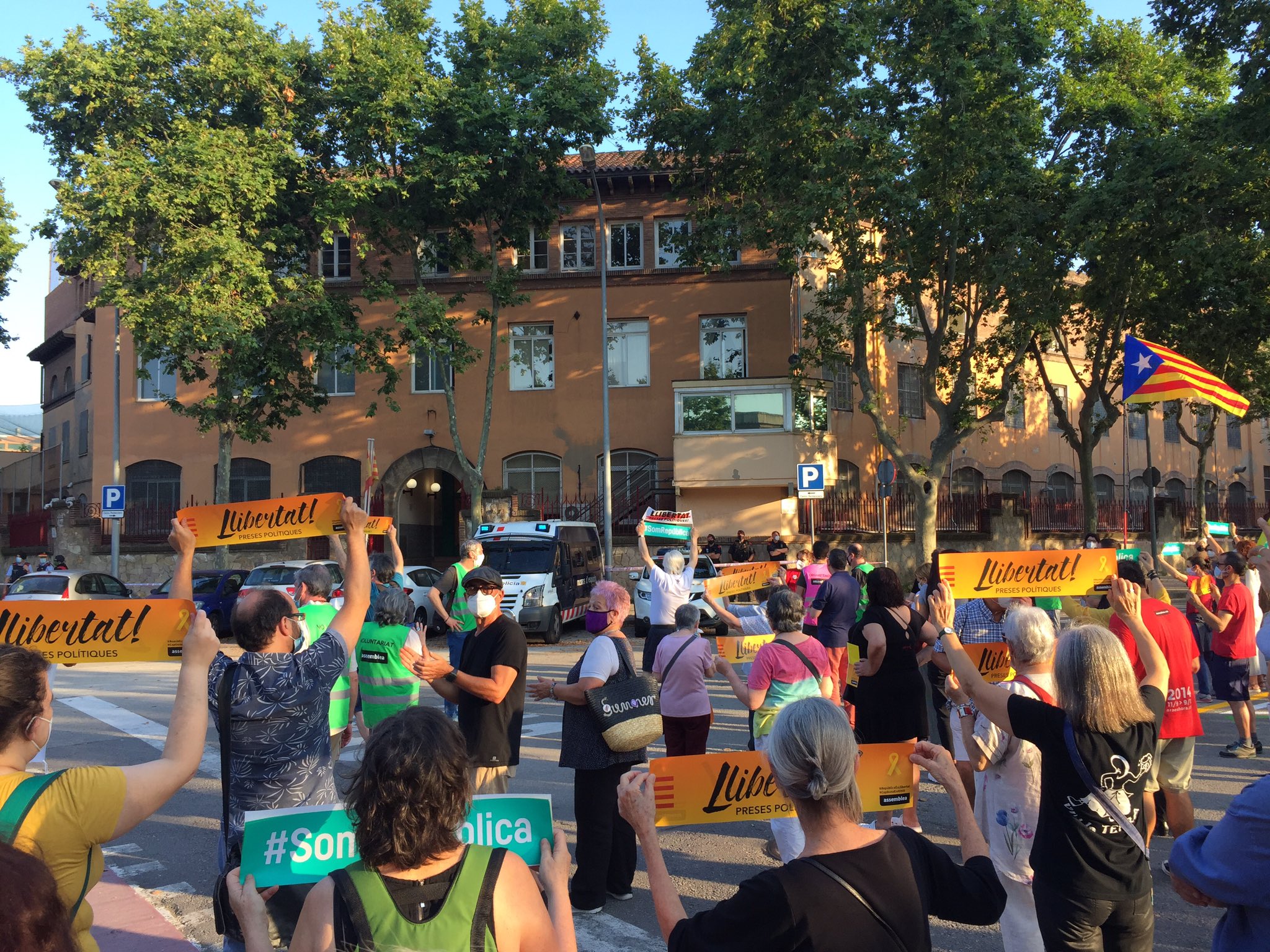 Former Catalan speaker Forcadell cheered by crowd at gates of Barcelona prison