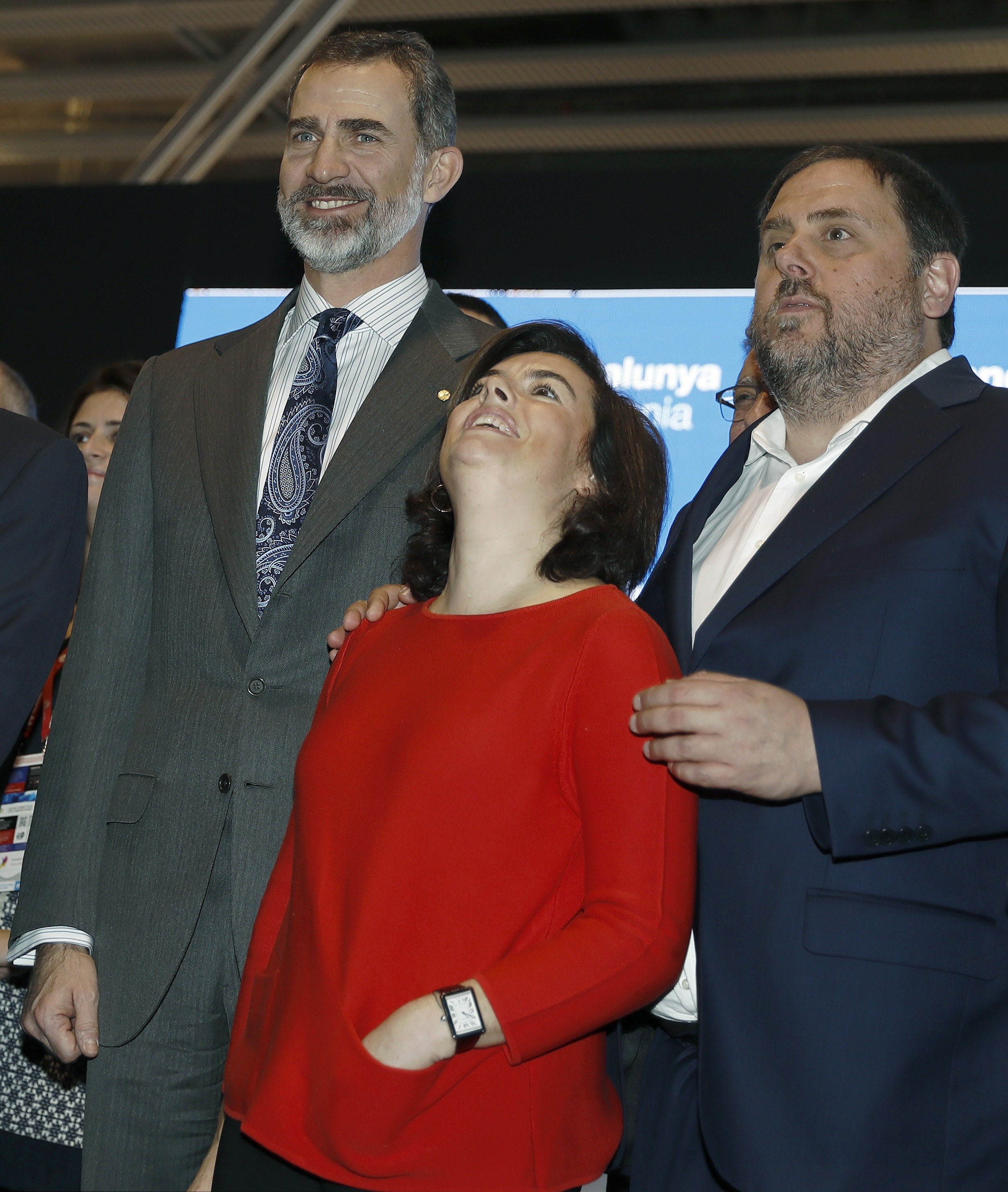 Piden la dimisión de Sáenz de Santamaría por esta foto con Junqueras