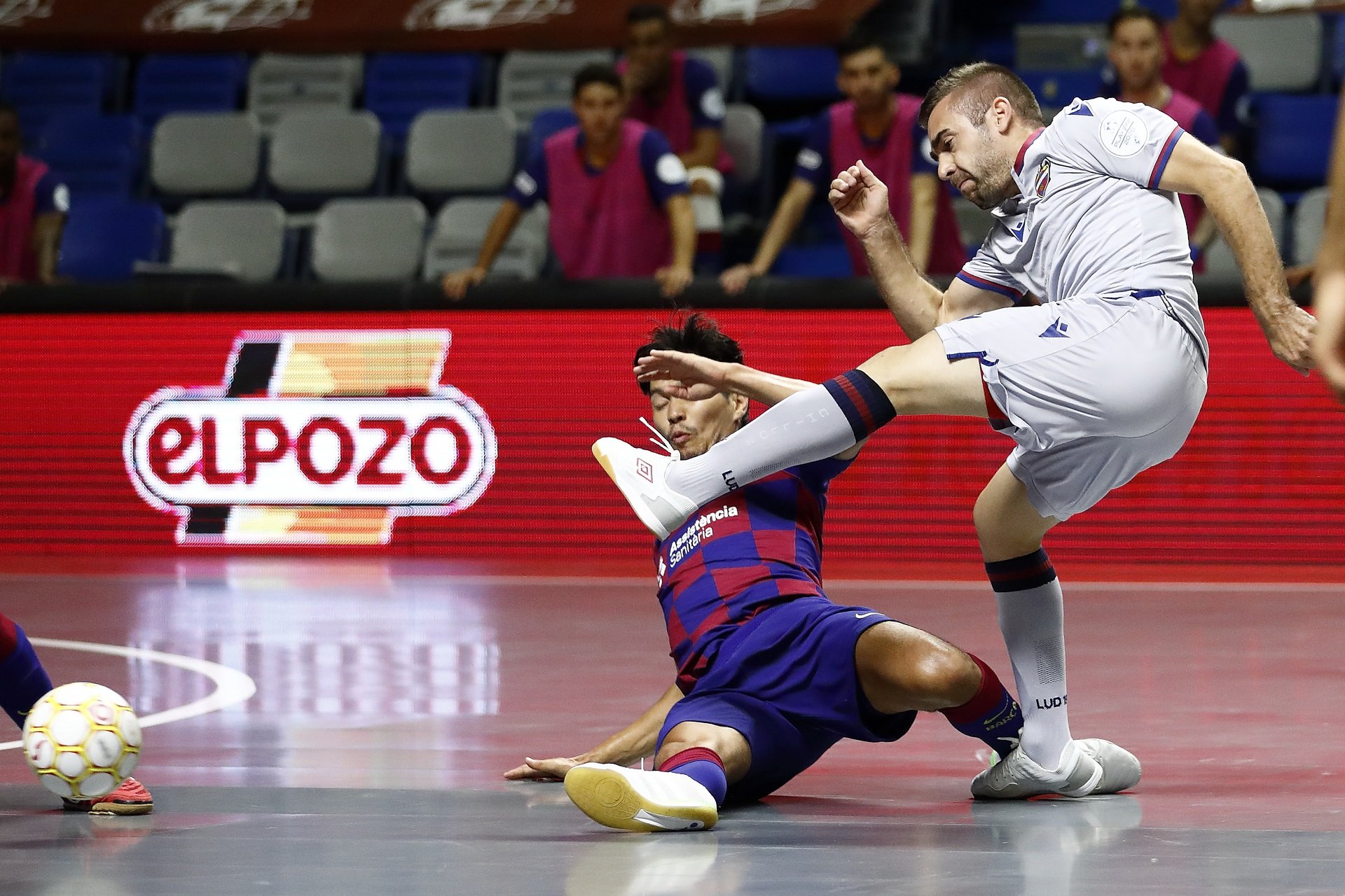 El Barça cau contra el Llevant i s'acomiada del títol de Lliga (2-3)