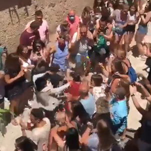 Aglomeraciones sin mascarilla en Ciutadella a pesar de suspenderse Sant Joan