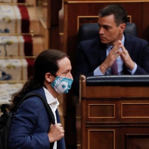 Sánchez lloa la figura de González i Iglesias mira cap a una altra banda