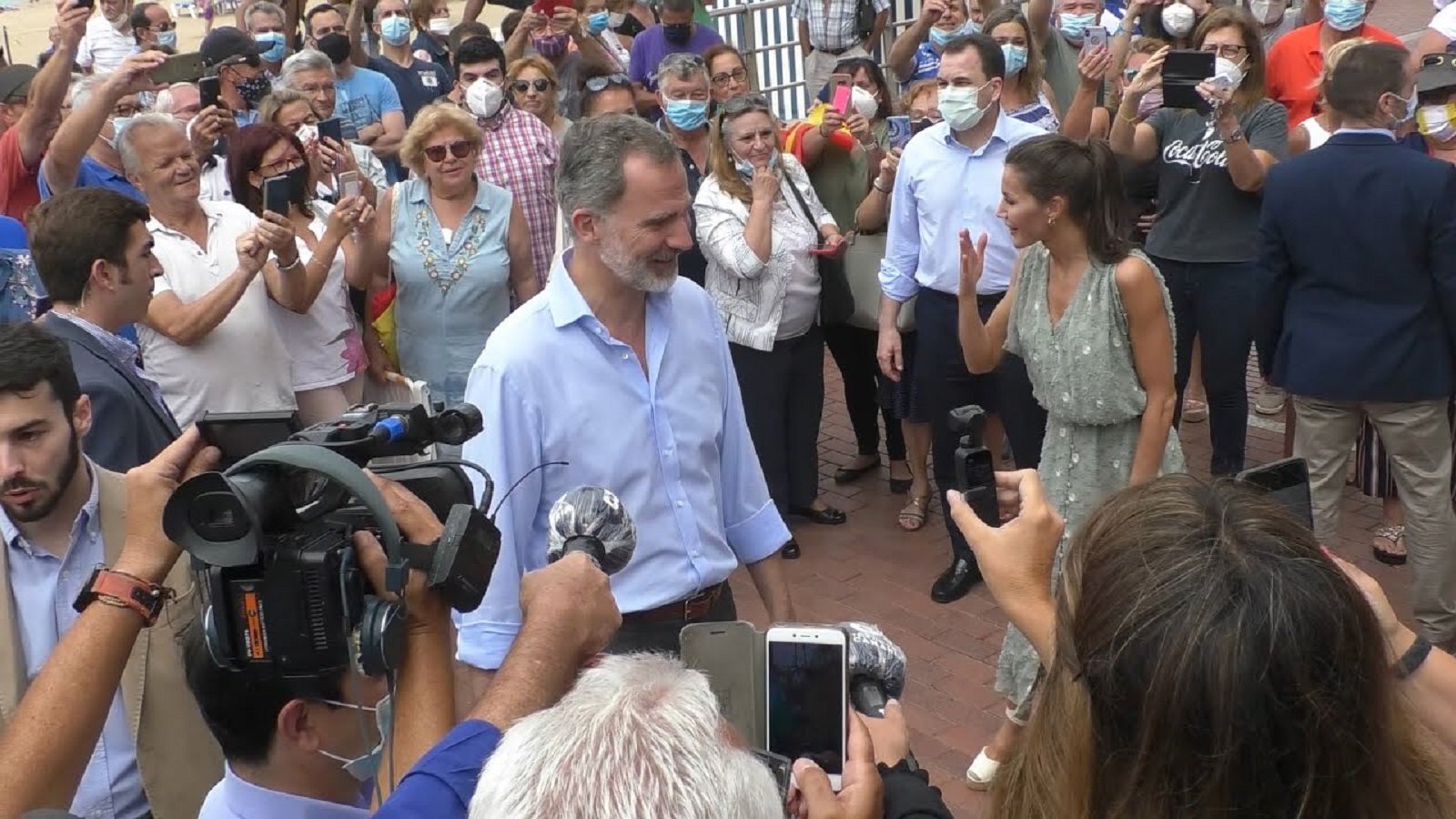 Felipe y Letizia se saltan las normas en las Canarias: ni máscara ni distancia