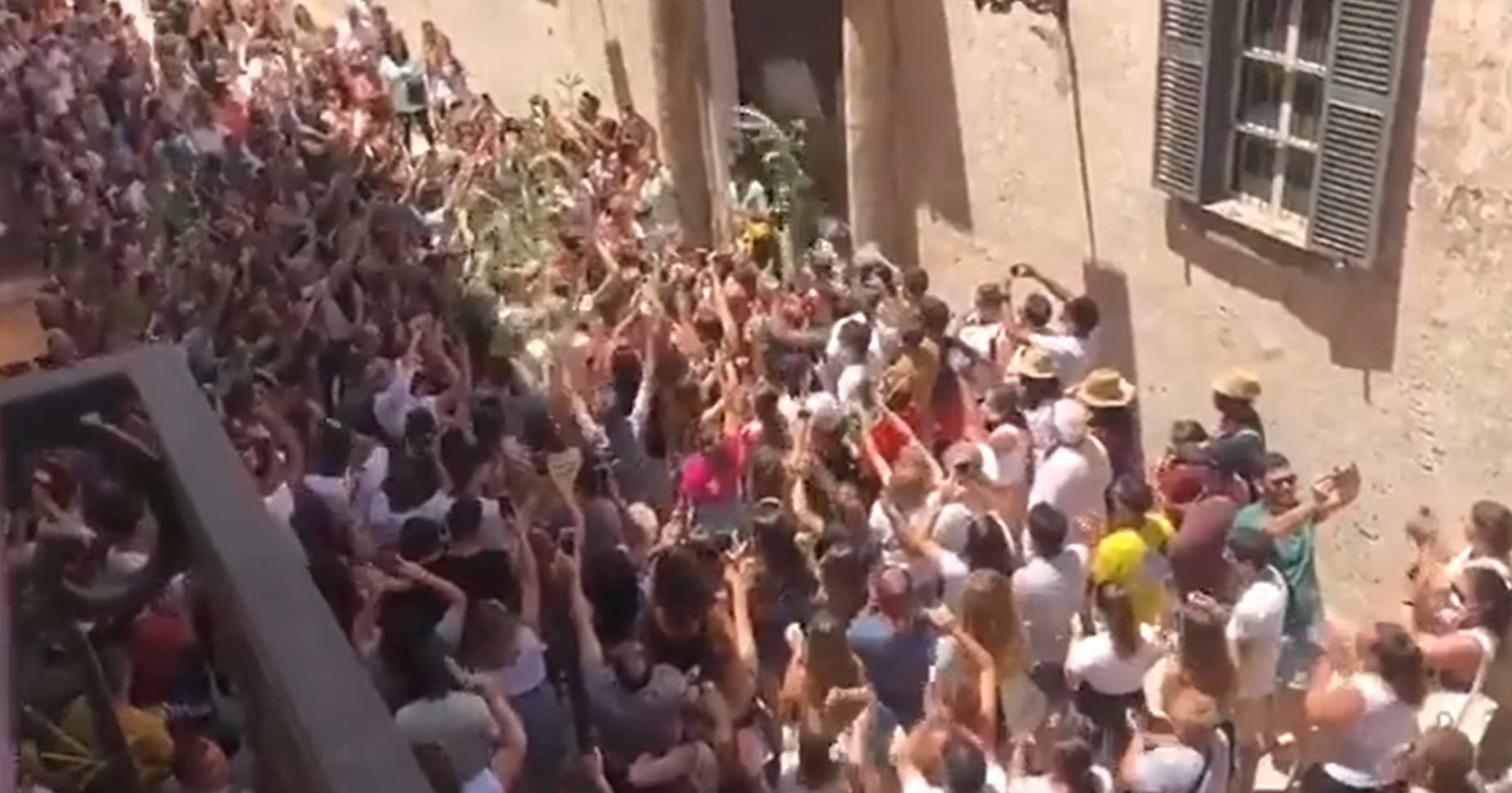 VÍDEO: Un nombrós grup d'irresponsables a Menorca celebra Sant Joan sense mesura