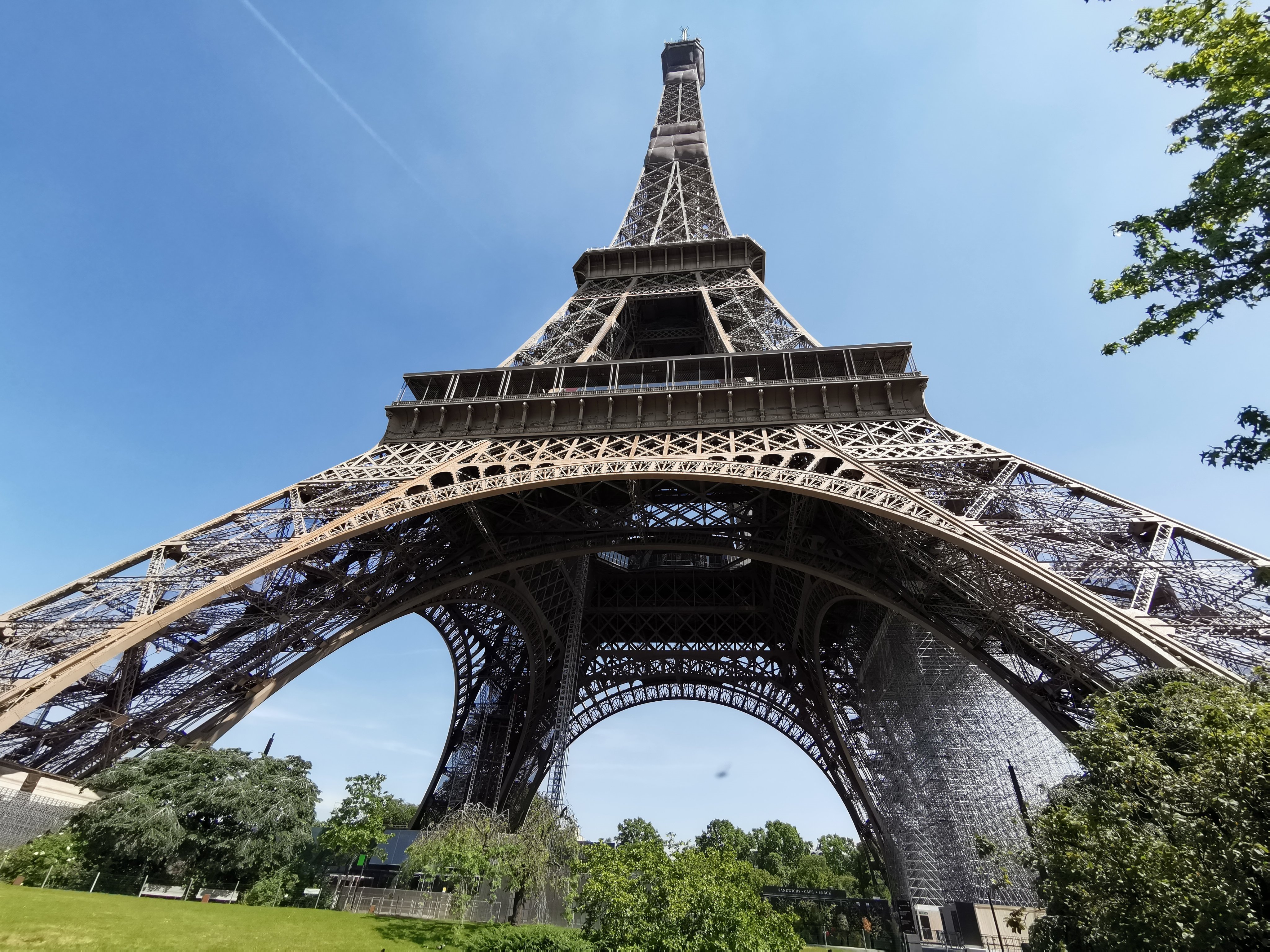 La Torre Eiffel vuelve a abrir con cambios