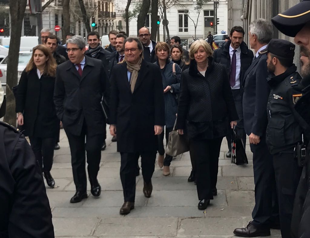 Gritos contra Artur Mas en la entrada del Tribunal Supremo